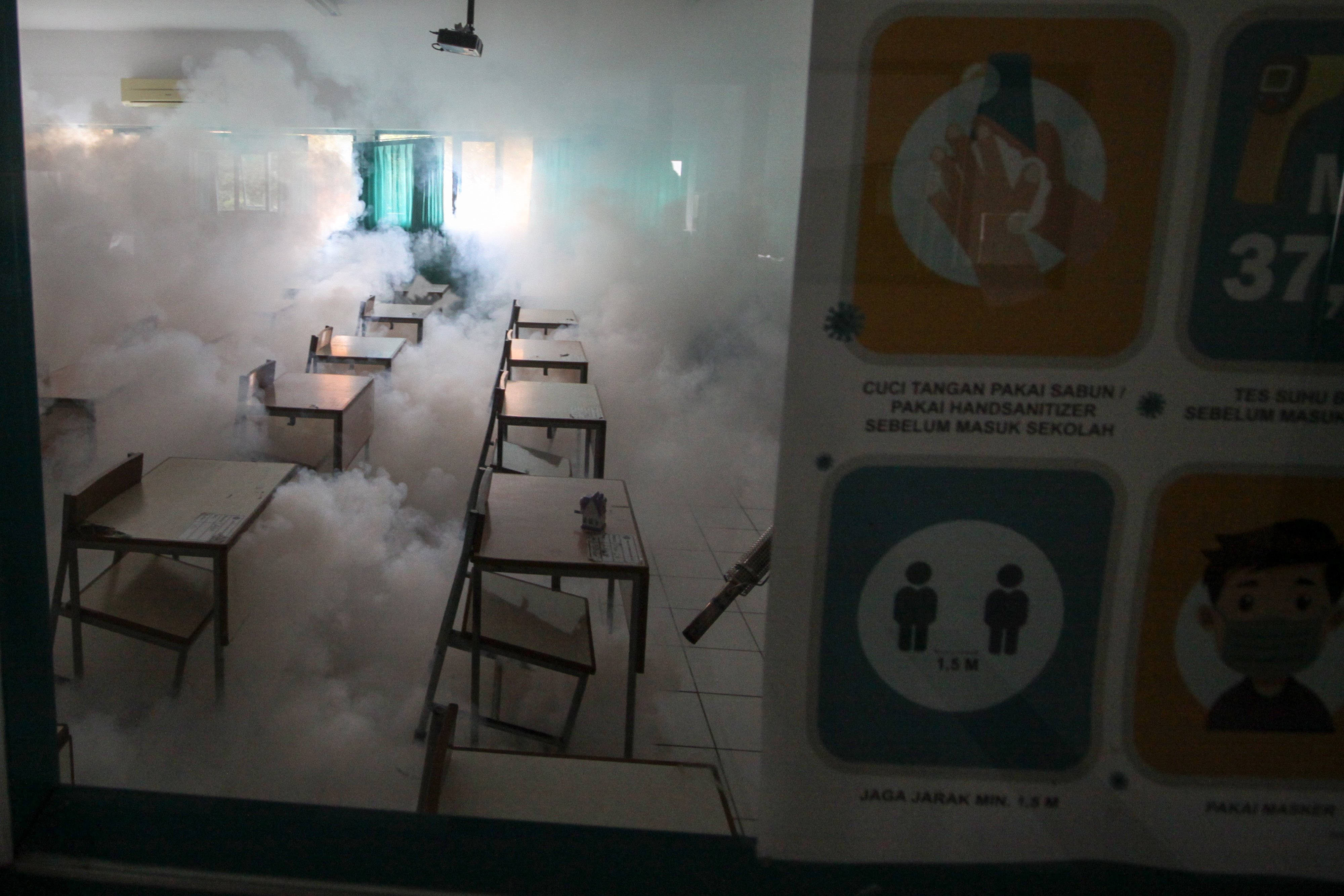 Petugas melakukan pengasapan (fogging) di Sekolah Pembangunan Jaya (SPJ) 2 Gedangan, Sidoarjo, Jawa Timur, Jumat (11/2/2022).