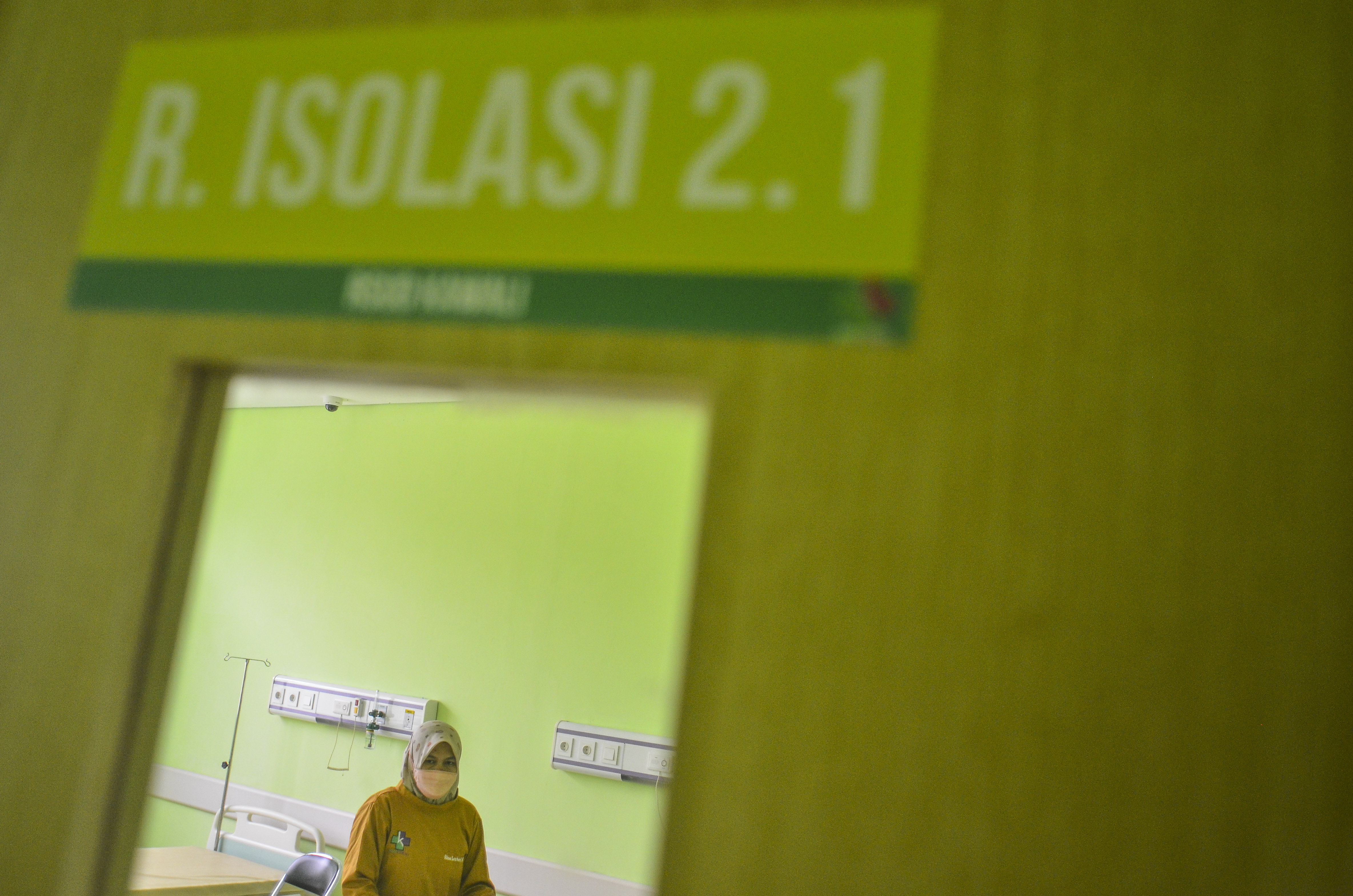 Ilustrasi: tenaga kesehatan menyiapkan ruang isolasi pasien covid-19