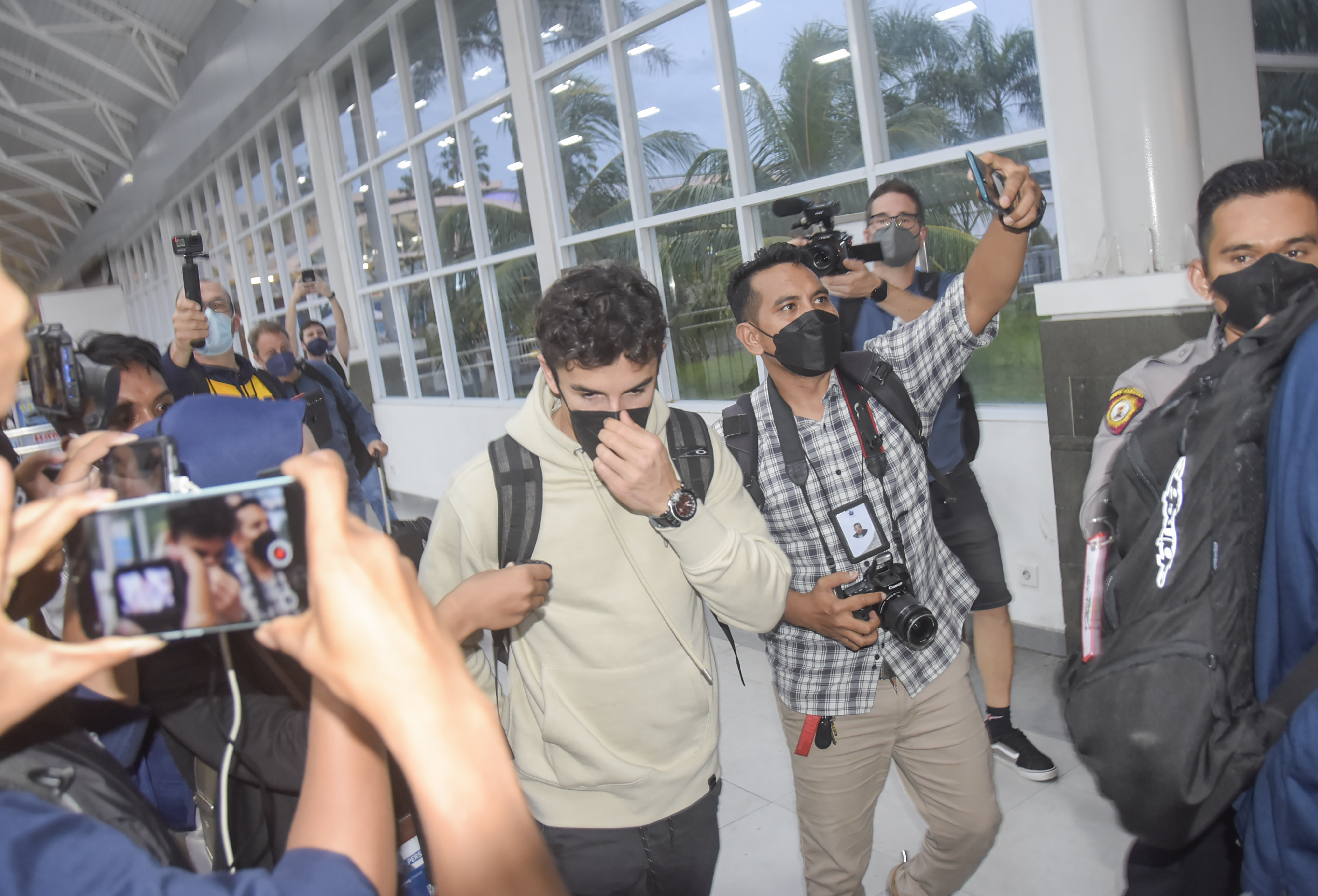 Pembalap Repsol Honda Marc Marquez tiba di Bandara Internasional Lombok (BIL) di Praya, Lombok Tengah, NTB.