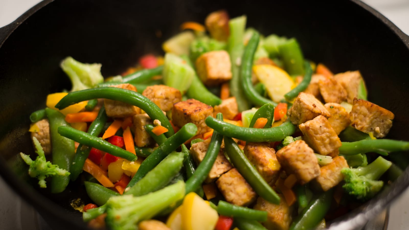 Pola makan dan gaya hidup berbasis nabati sangat dianjurkan. 