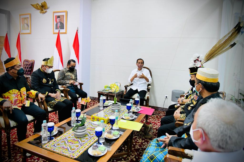 Presiden Joko Widodo bertemu dengan tokoh masyarakat dan tokoh adat Kalimantan di Balikpapan.