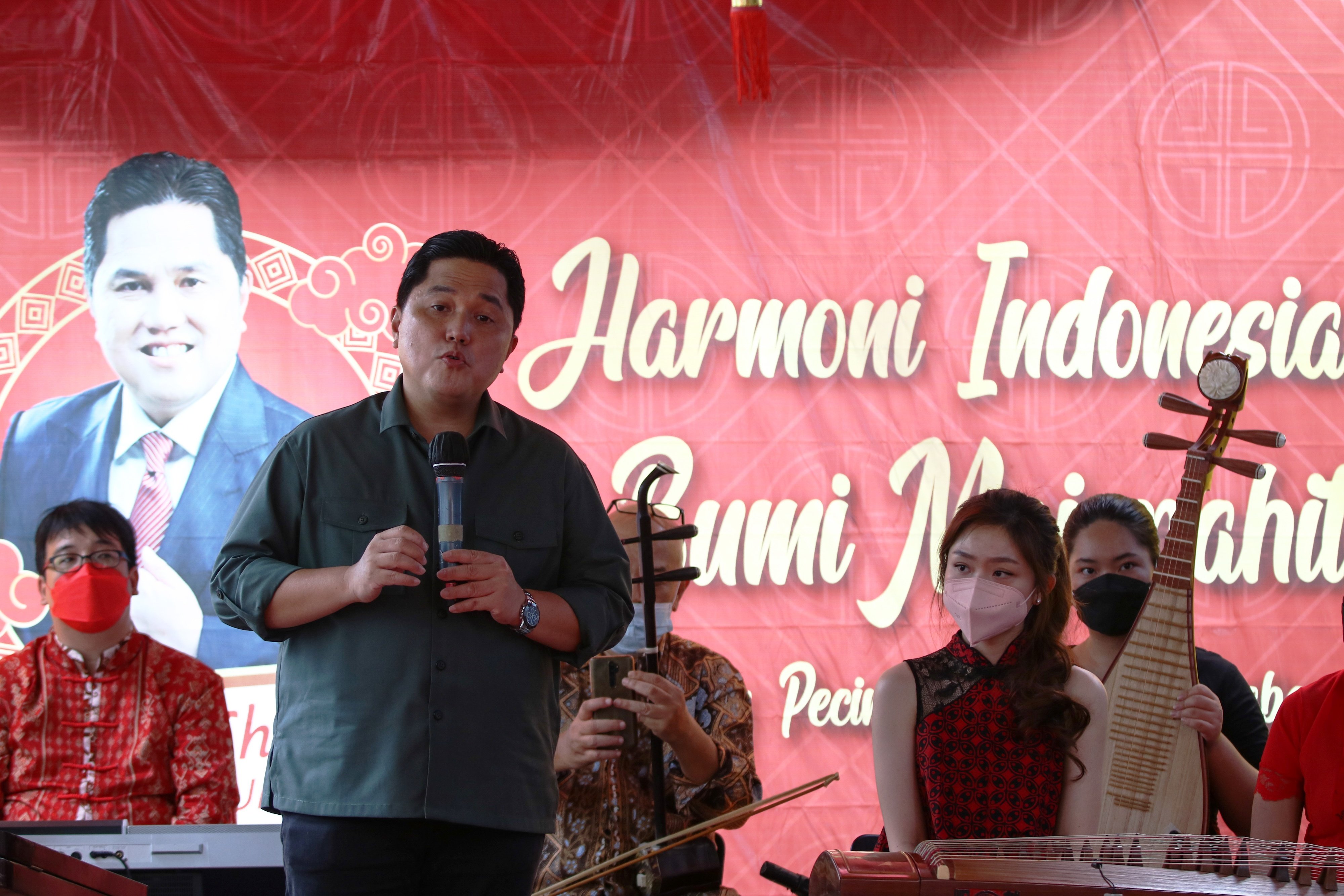 Menteri BUMN Erick Thohir (kedua kiri) memberi sambutan kepada warga kampung Kapasan Dalam, Surabaya, Jawa Timur, Minggu (16/1). 