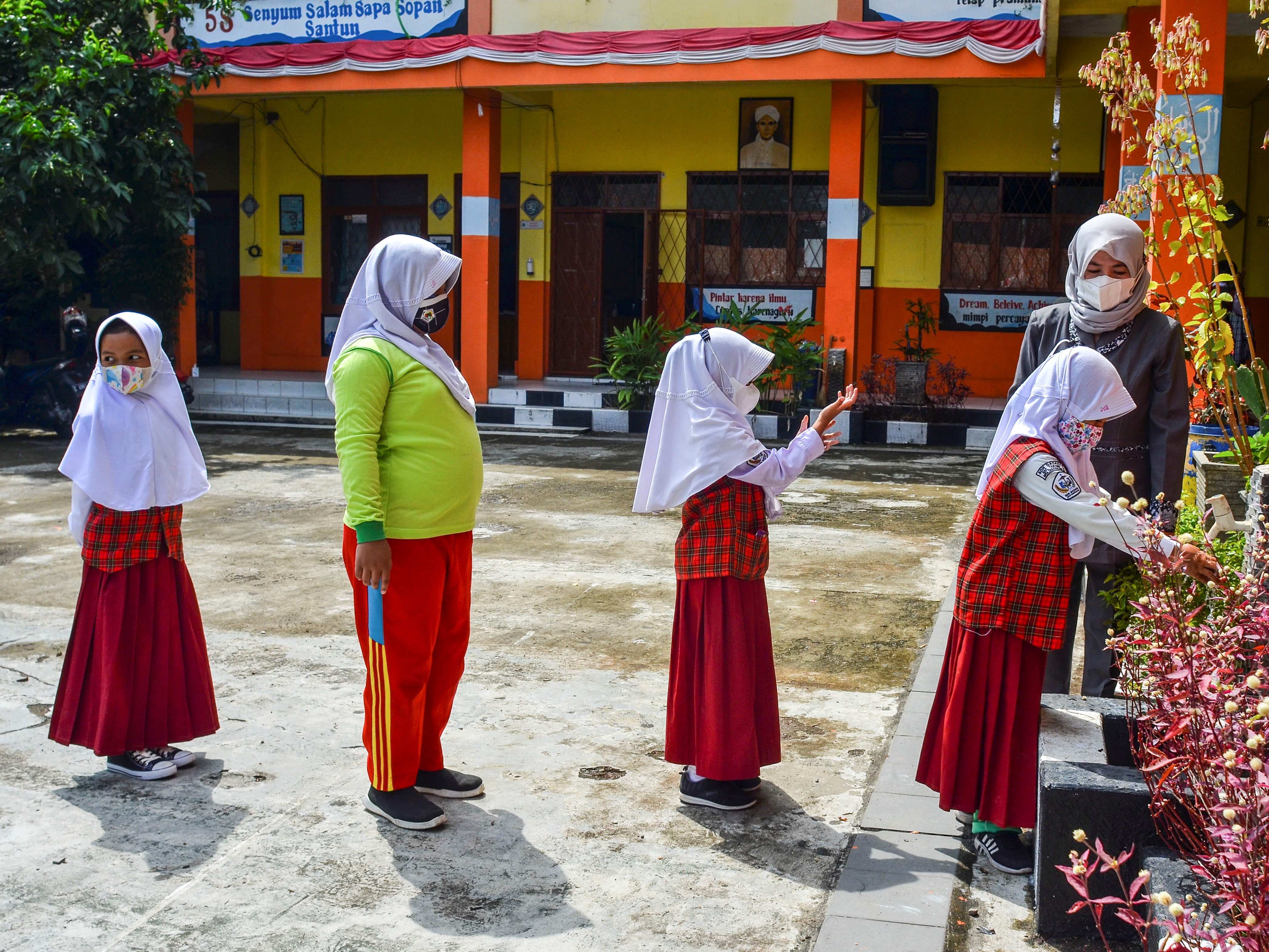 Siswa kelas III antre mencuci tangannya sebelum mengikuti pembelajaran tatap muka (PTM) terbatas di SDN Dadaha, Kota Tasikmalaya, Jabar.