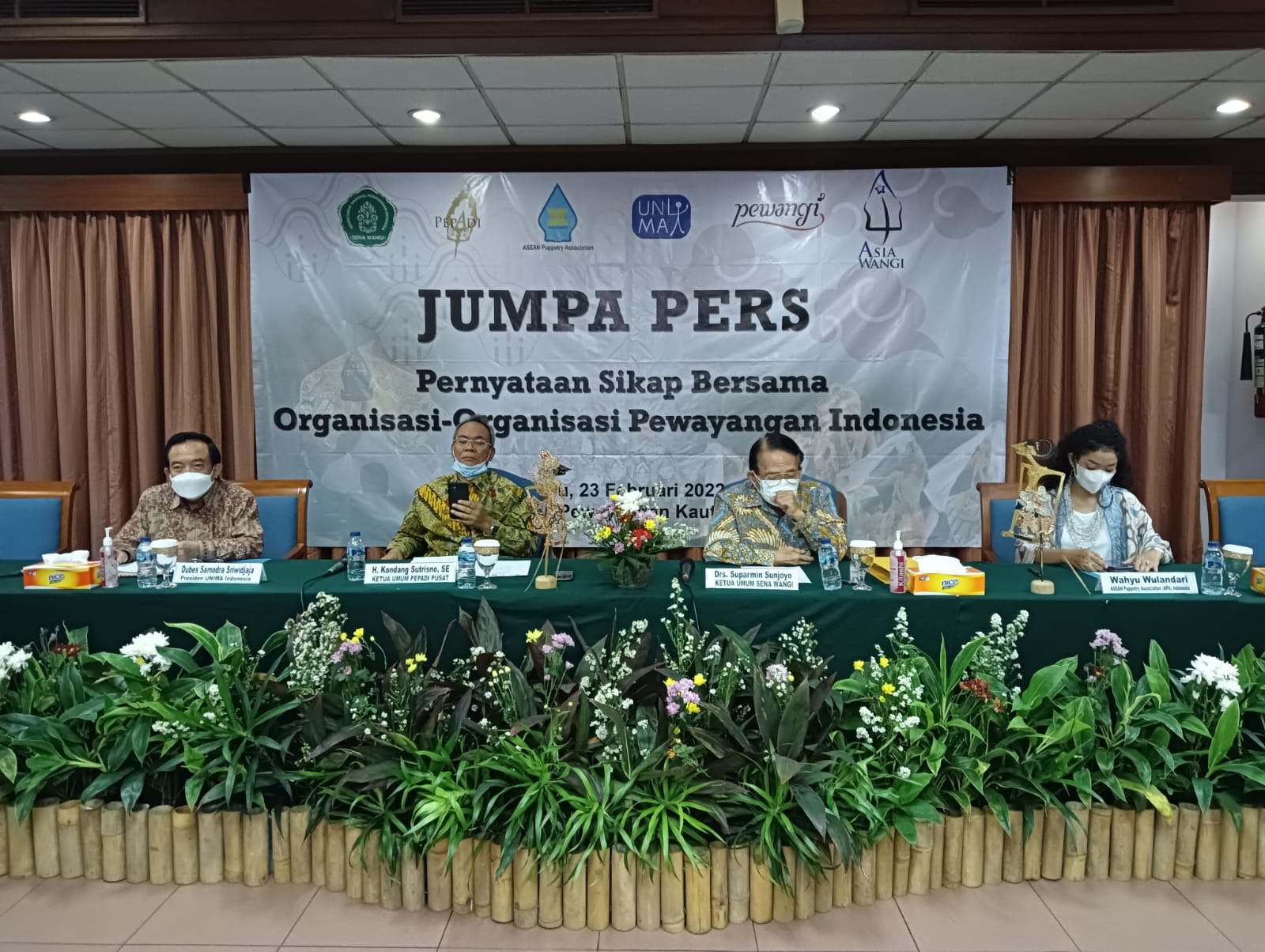 Jumpa pers pernyataan sikap bersama organisasi-organisasi pewayangan di Gedung Pewayangan Kautaman TMII, Jakarta Timur, Rabu (23/2).