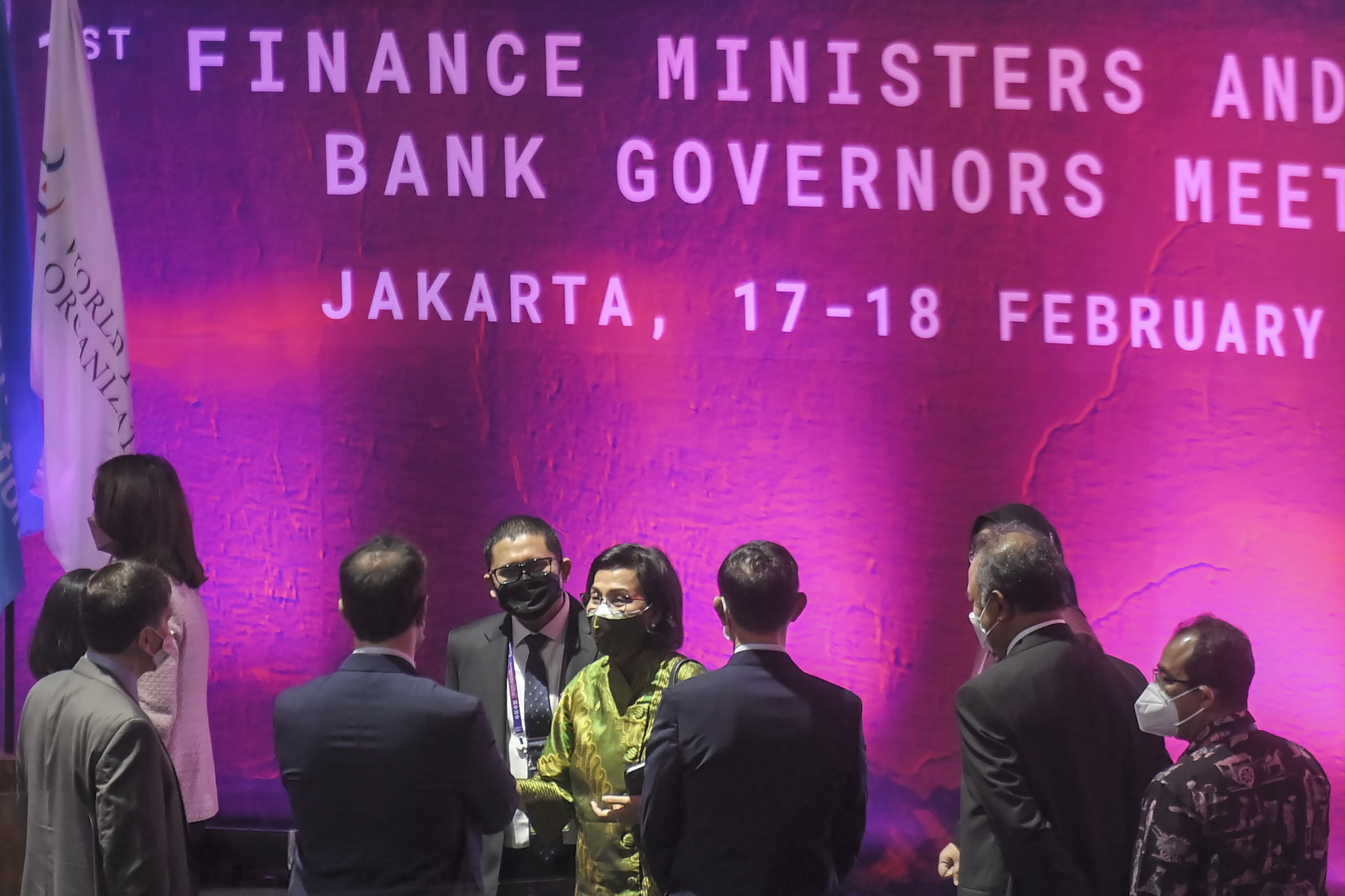 Menteri Keuangan Sri Mulyani Indrawati (keempat kanan) berbincang dengan sejumlah delegasi Menteri Keuangan dan Gubernur Bank Sentral di JCC