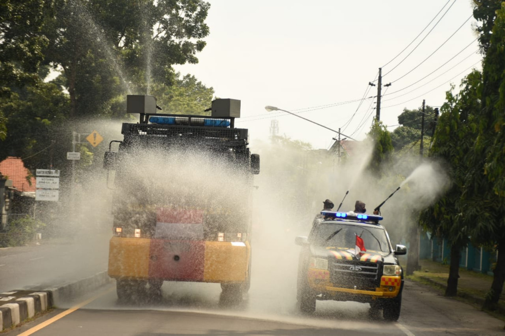 Mobil watercanon Polresta Surakarta, Jawa Tengah, melakukan penyemprotan disinfektan
