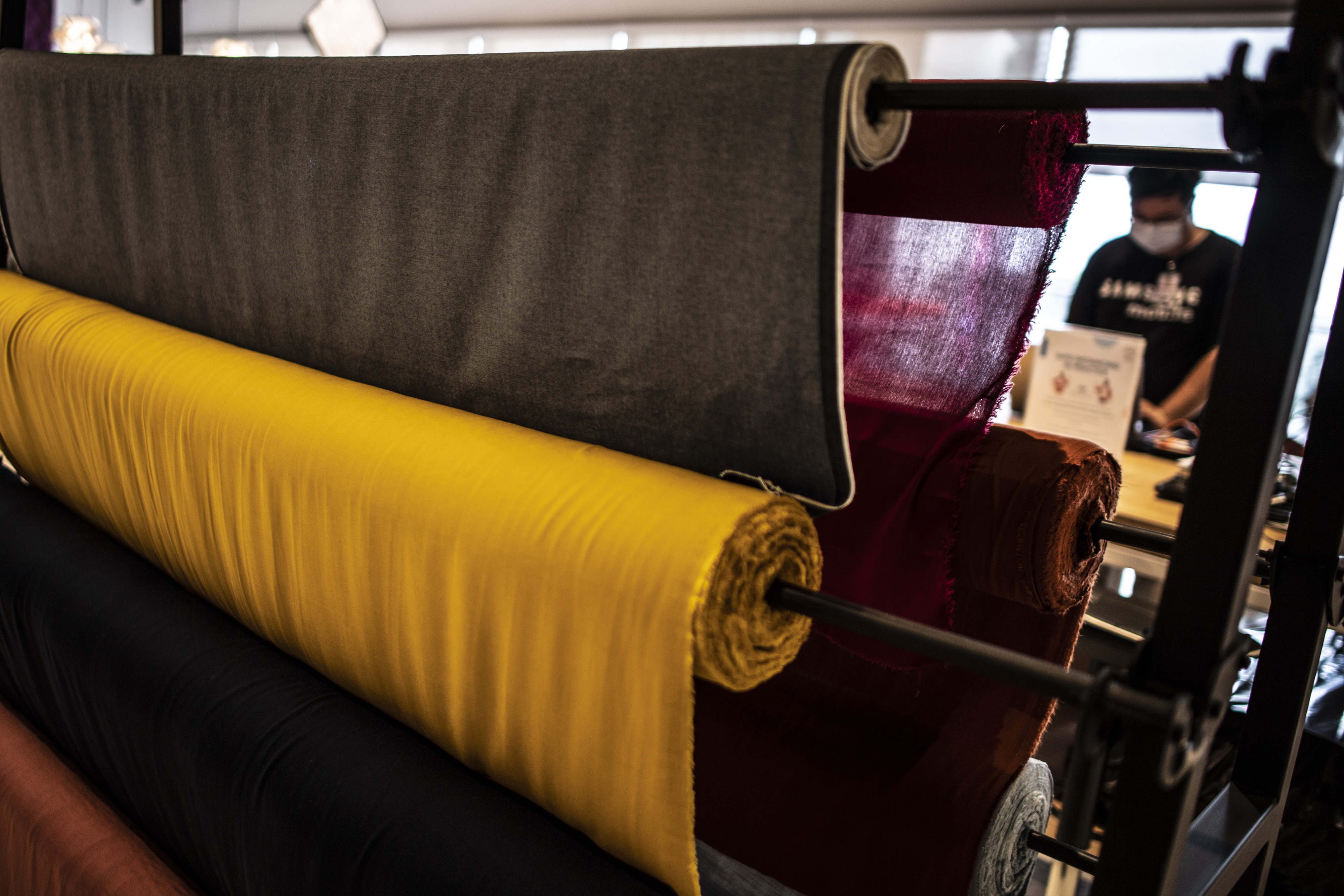  Pengunjung melihat beberapa produk fesyen di ruangan Jakarta Fashion Hub, Senin (6/12)