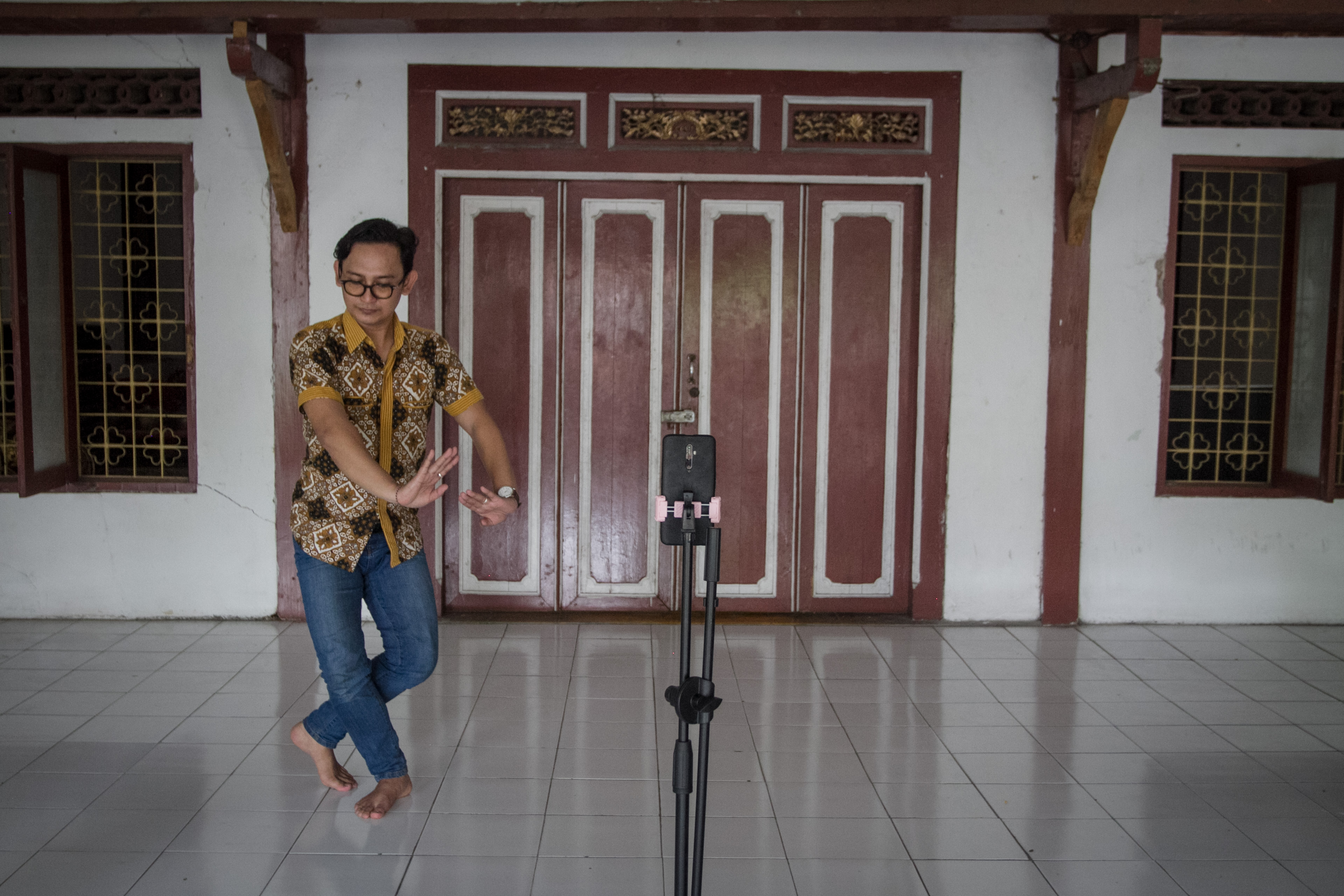 Dosen tari ISI Solo Dona Dhina Ginanjar merekam video tari untuk dibagikan pada mahasiswa di Baluwarti, Solo, Jateng, Kamis (19/11/2020).