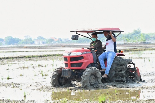 Mentan Syahrul Yasin Limpo menggunakan traktor saat meninjau lahan pertanian di Tuban, Jawa Timur, beberapa waktu lalu.