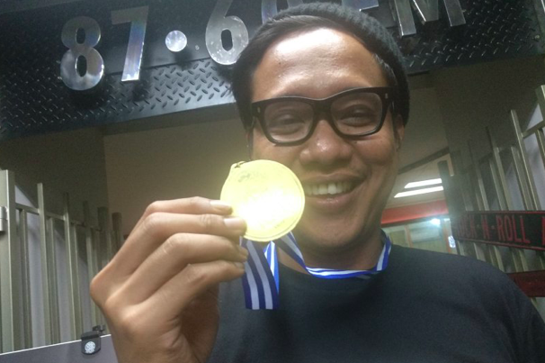 Penyiar Gofar Hilman menunjukkan medali usai menyelesaikan acara Good Morning Hard Rockers Show Radiothlon-34 jam non stop di Jakarta.