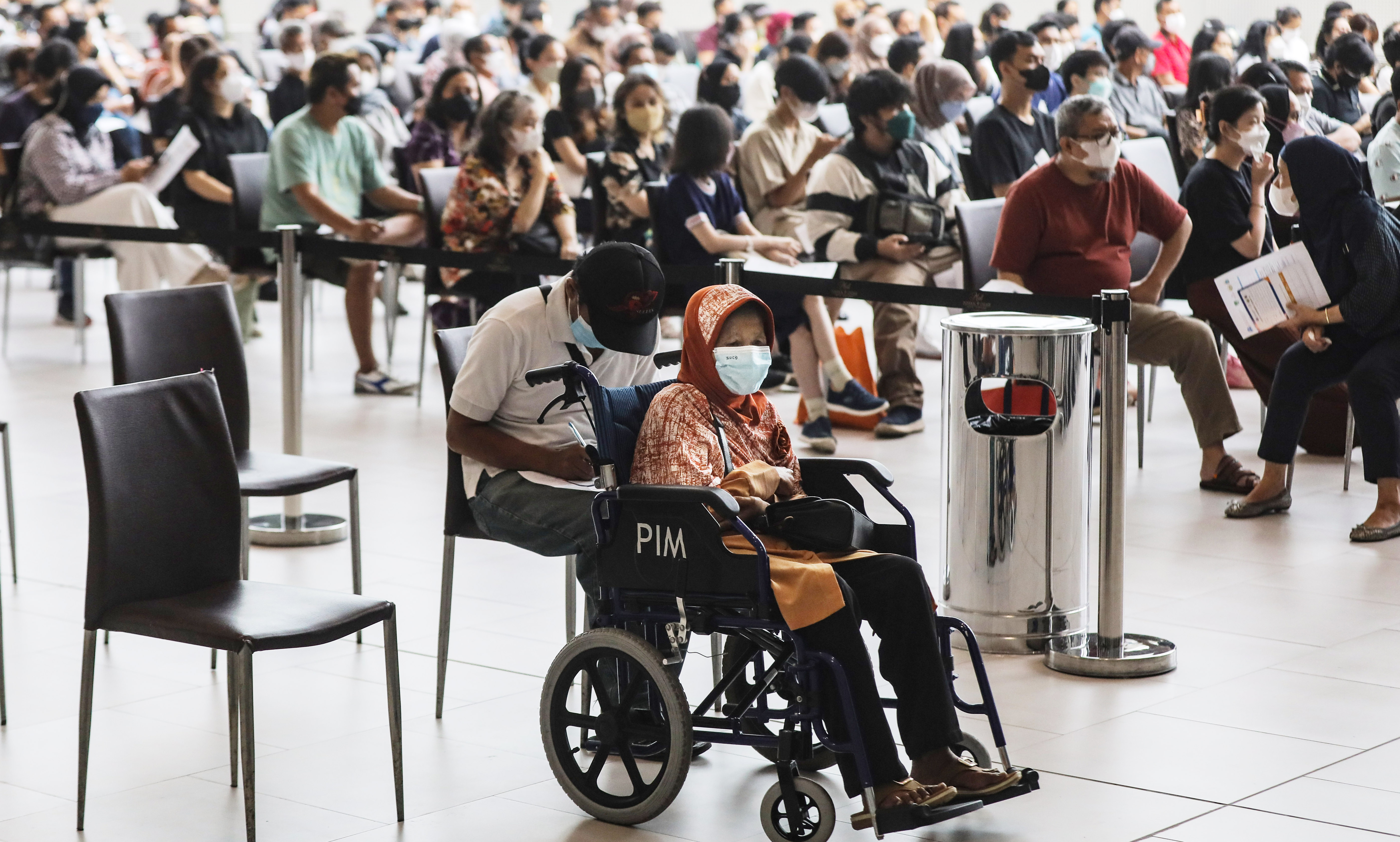 Lansia diantar menggunaan kursi roda saat saat mengikuti vaksinasi lanjutan dosis booster AstraZeneca di PIM 3, Jakarta, Kamis (17/2). 