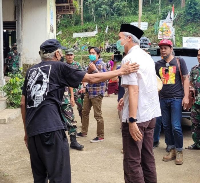 Gubernur Jawa Tengah Ganjar Pranowo (kopiah hitam) menyapa warga Desa Wadas, dalam kunjungannya yang kedua kali, Minggu, (13/2)