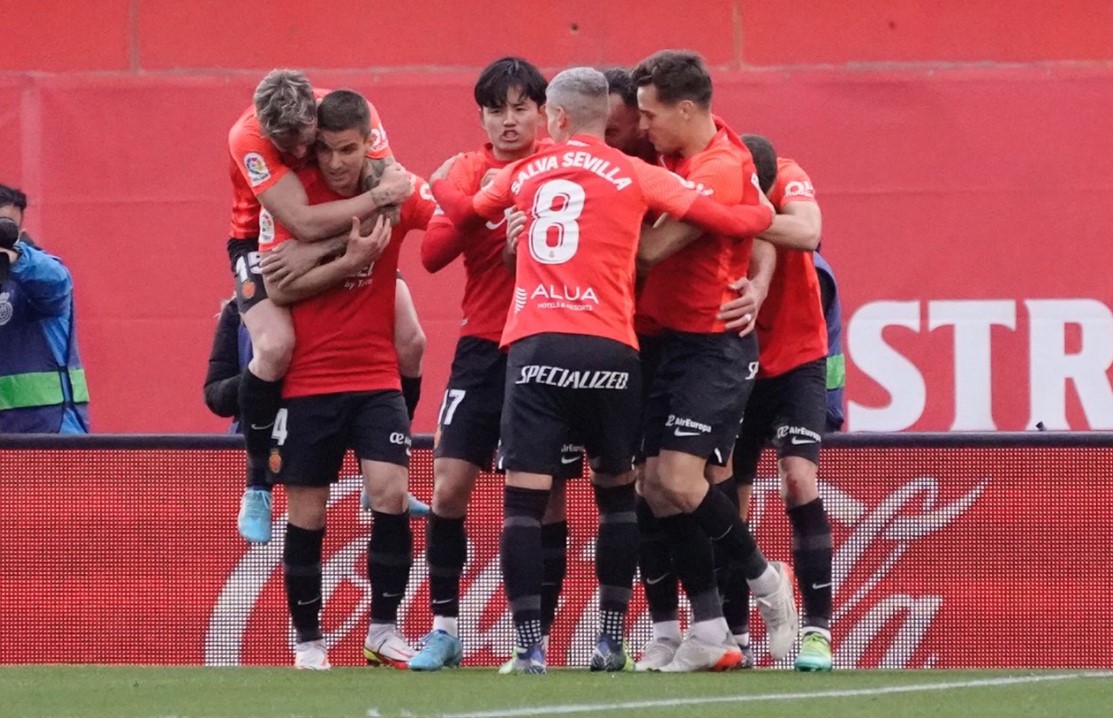 Par apemain Mallorca melakukan selebrasi usai mencetak gol ke gawnag Cadiz di laga La Liga.