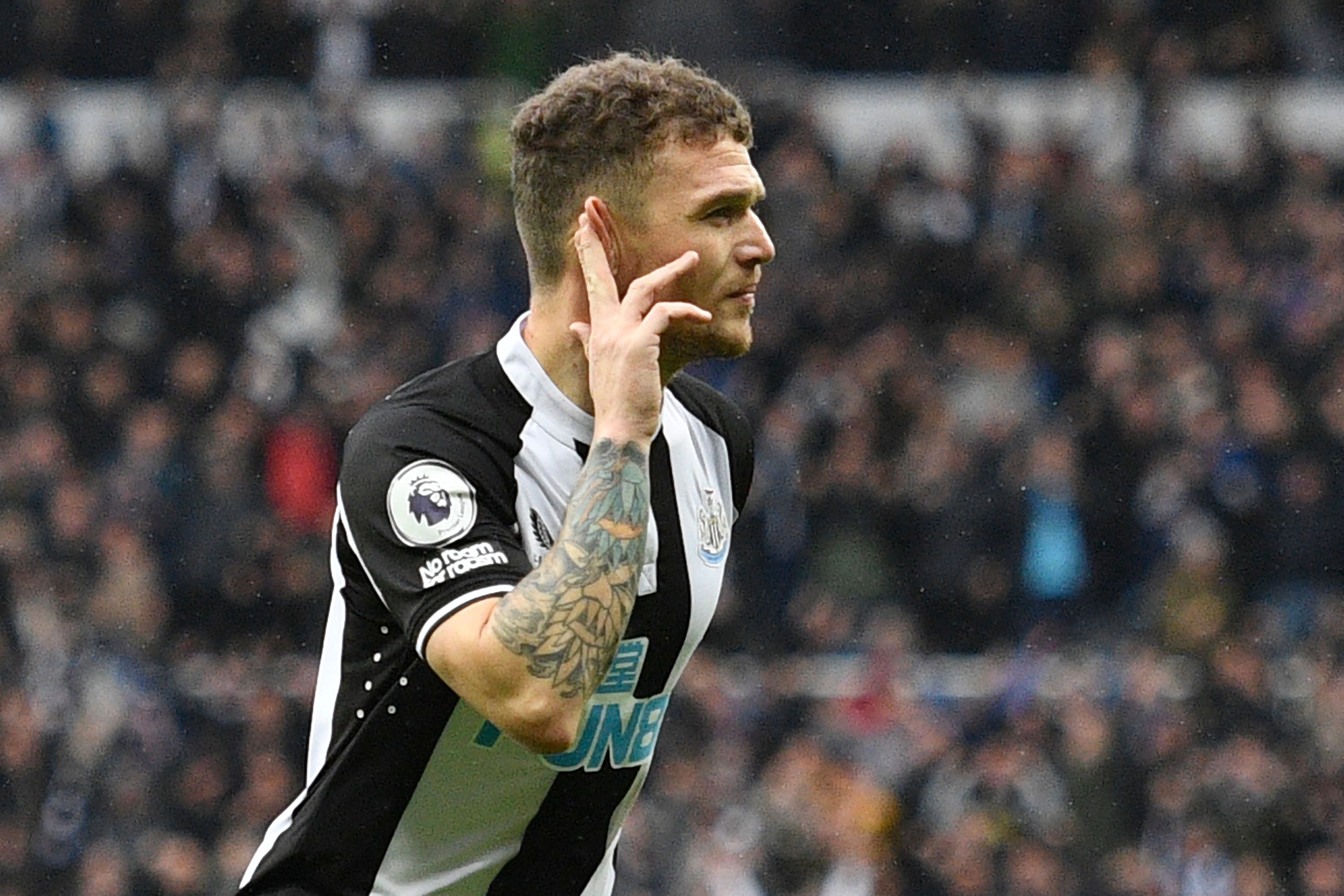 Bek Newcastle United Kieran Trippier melakukan selebrasi usai mencetak gol ke gawang Aston Villa di laga Liga Primer Inggris.
