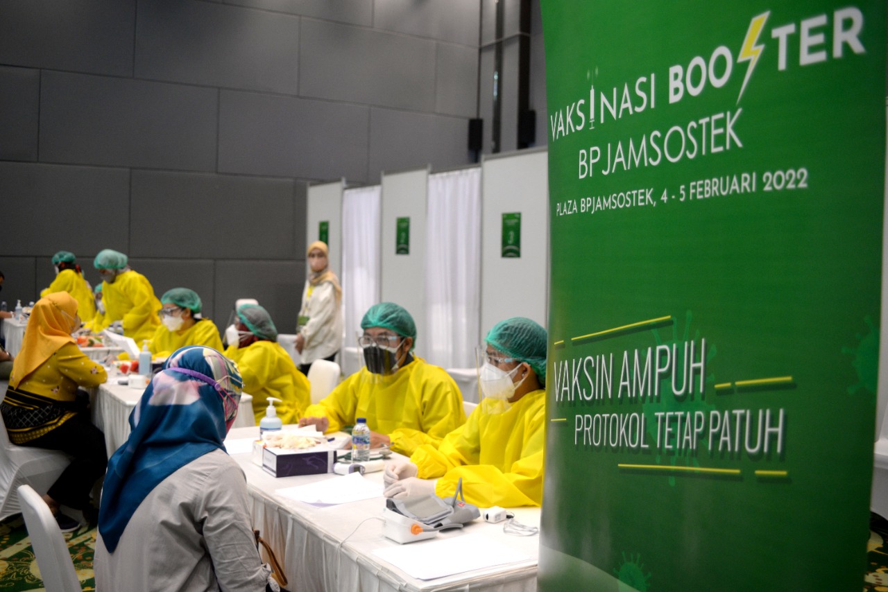 Tekan Penyebaran Covid-19, Insan BPJAMSOSTEK Dapatkan Vaksin Booster