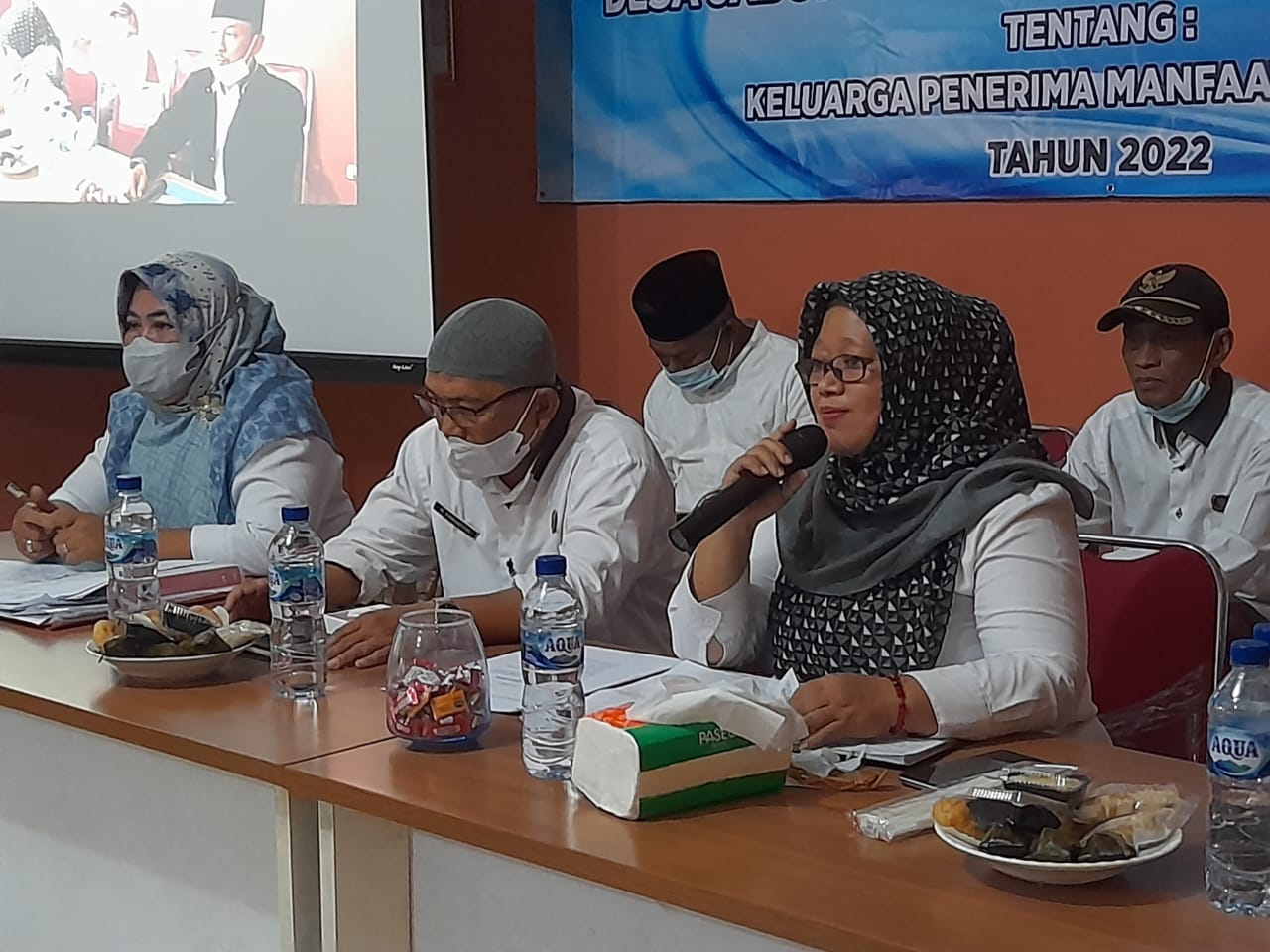 Kepala Desa Jabon Mekar Ina Yuliana (kerudung hitam). 