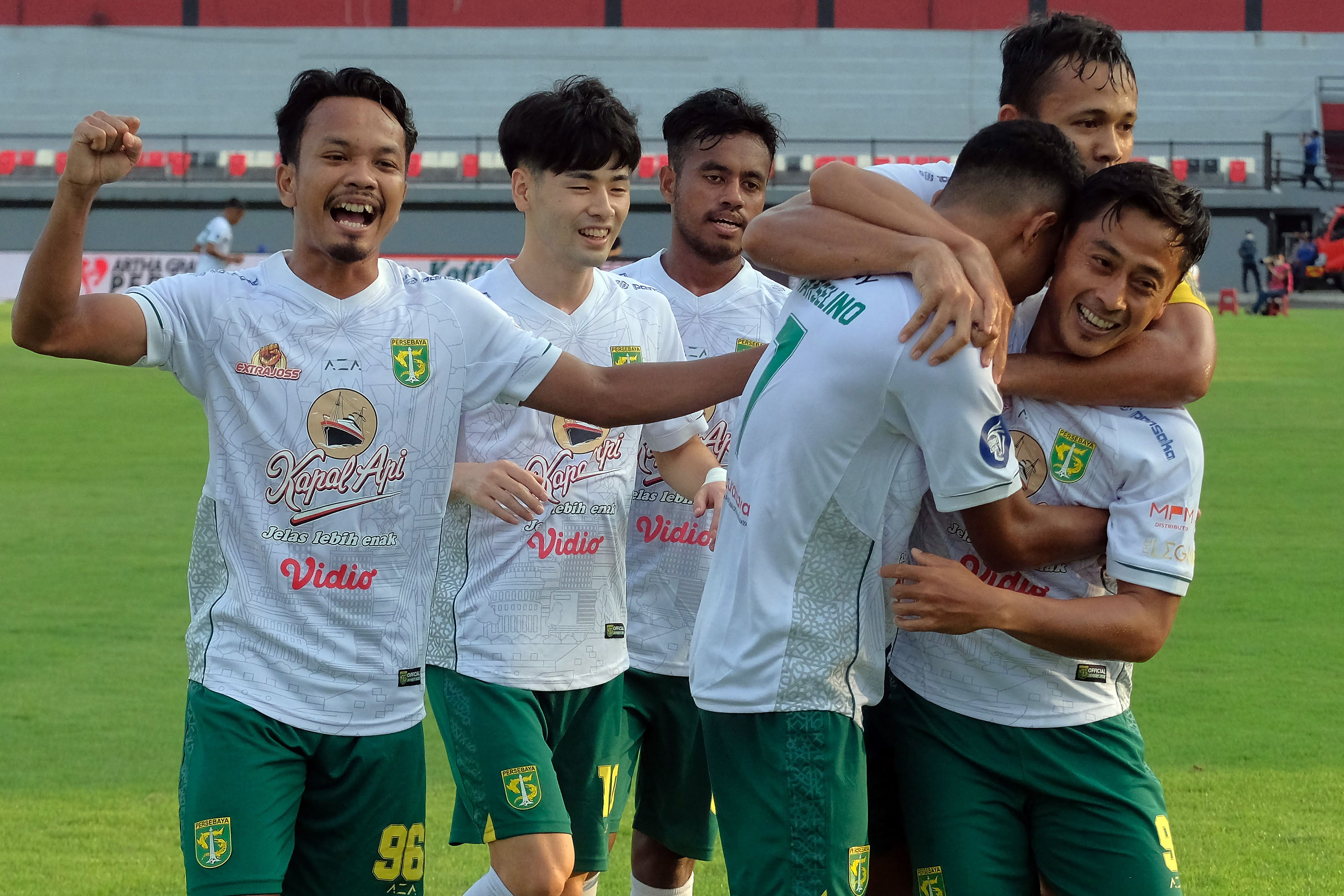 Para pemain Persebaya melakukan selebrasi usai mencetak gol ke gawang lawan.