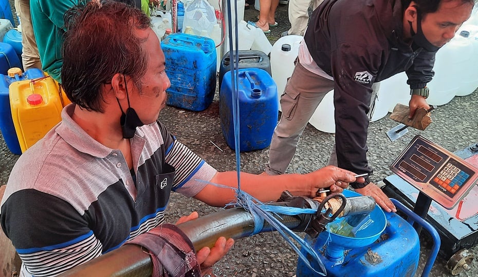 Operasi pasar minyak goreng curah di Cianjur, Jawa Barat, Senin (28/2).   
