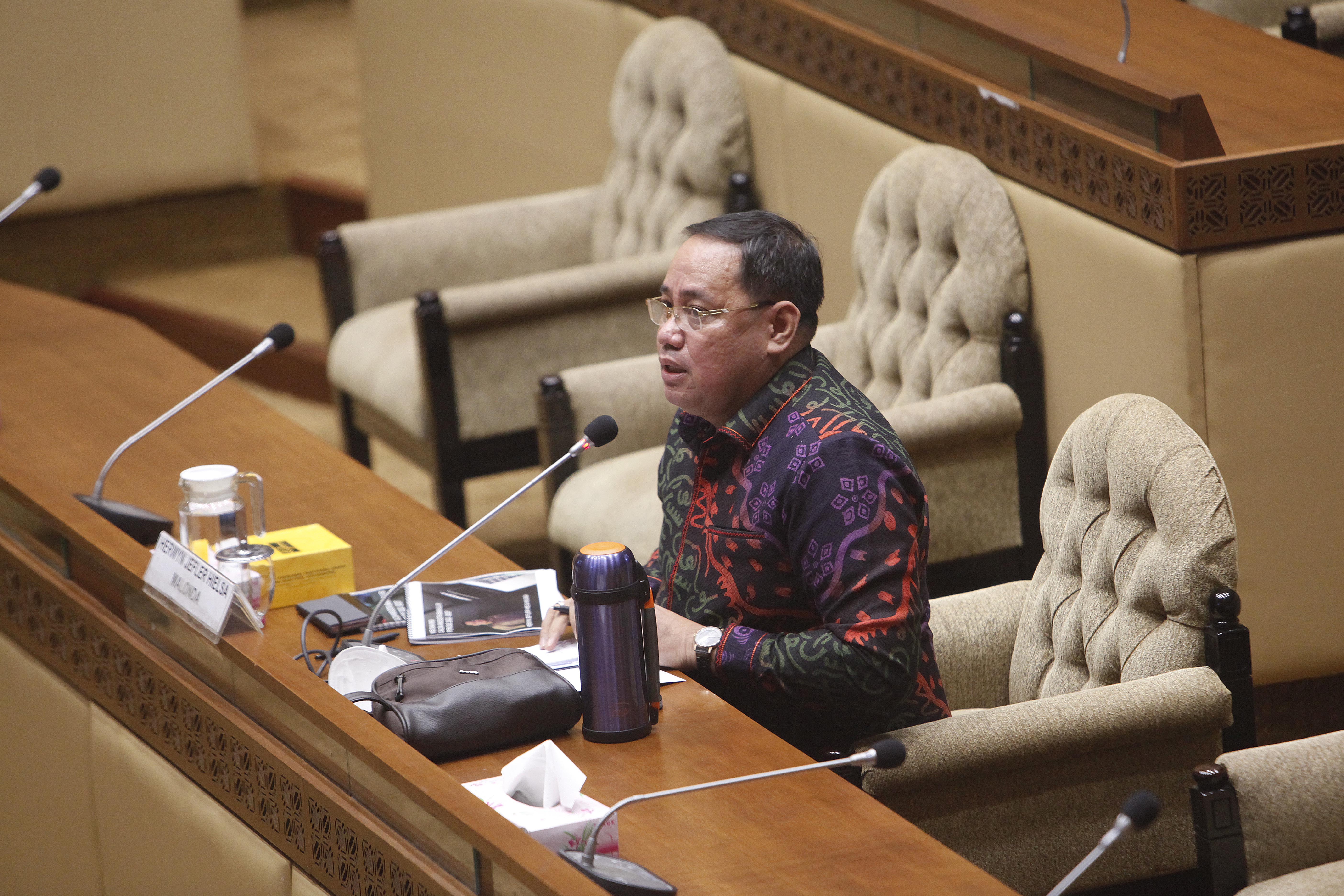  Ketua Bawaslu Sulawesi Utara Herwyn Jefler  Malonda saat mengikuti uji kelayakan di DPR. Ia satu dari lima calon terpilih anggota Bawaslu.