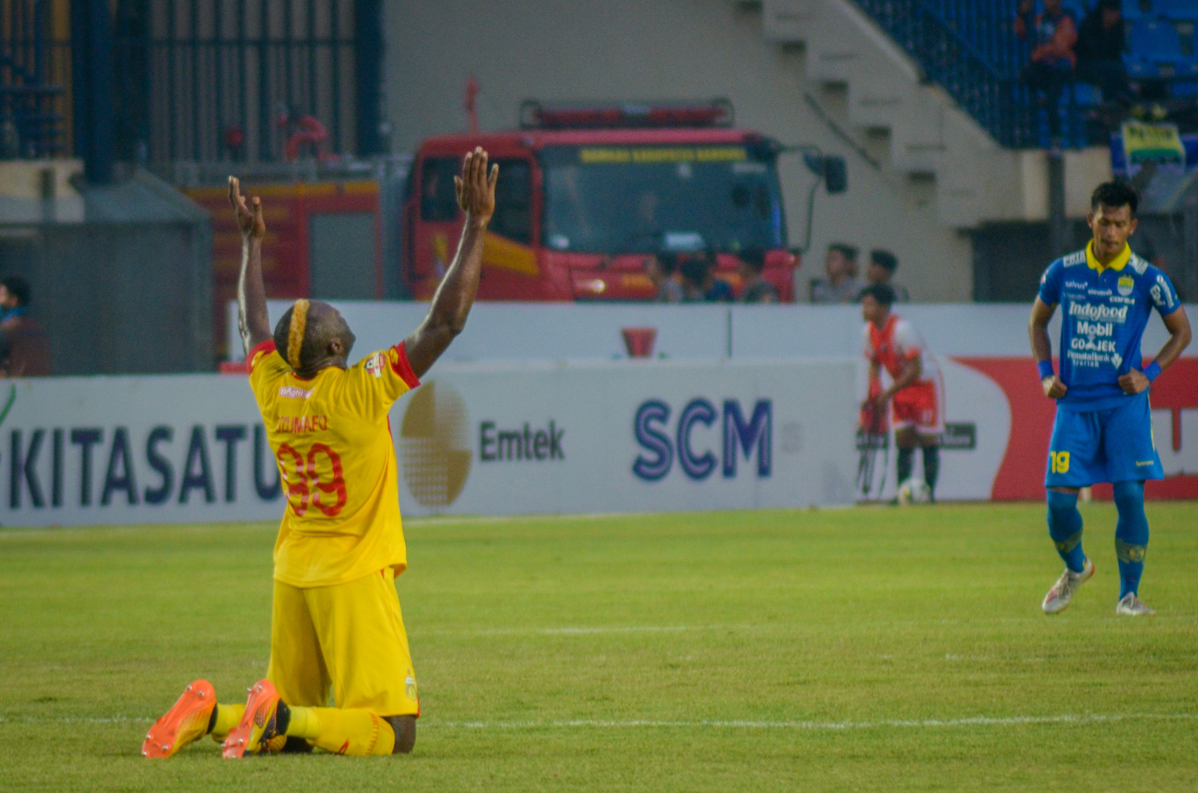 Striker Bhayangkara FC Herman Dzumafo (kiri)
