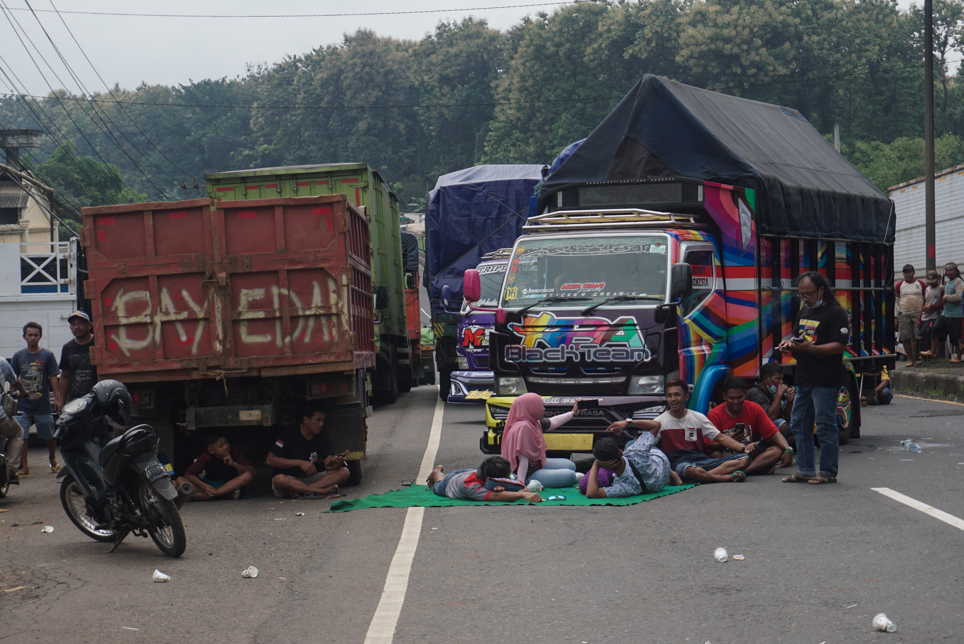 Aksi sopir truk yang menolak pemberlakukan aturan ODOL.