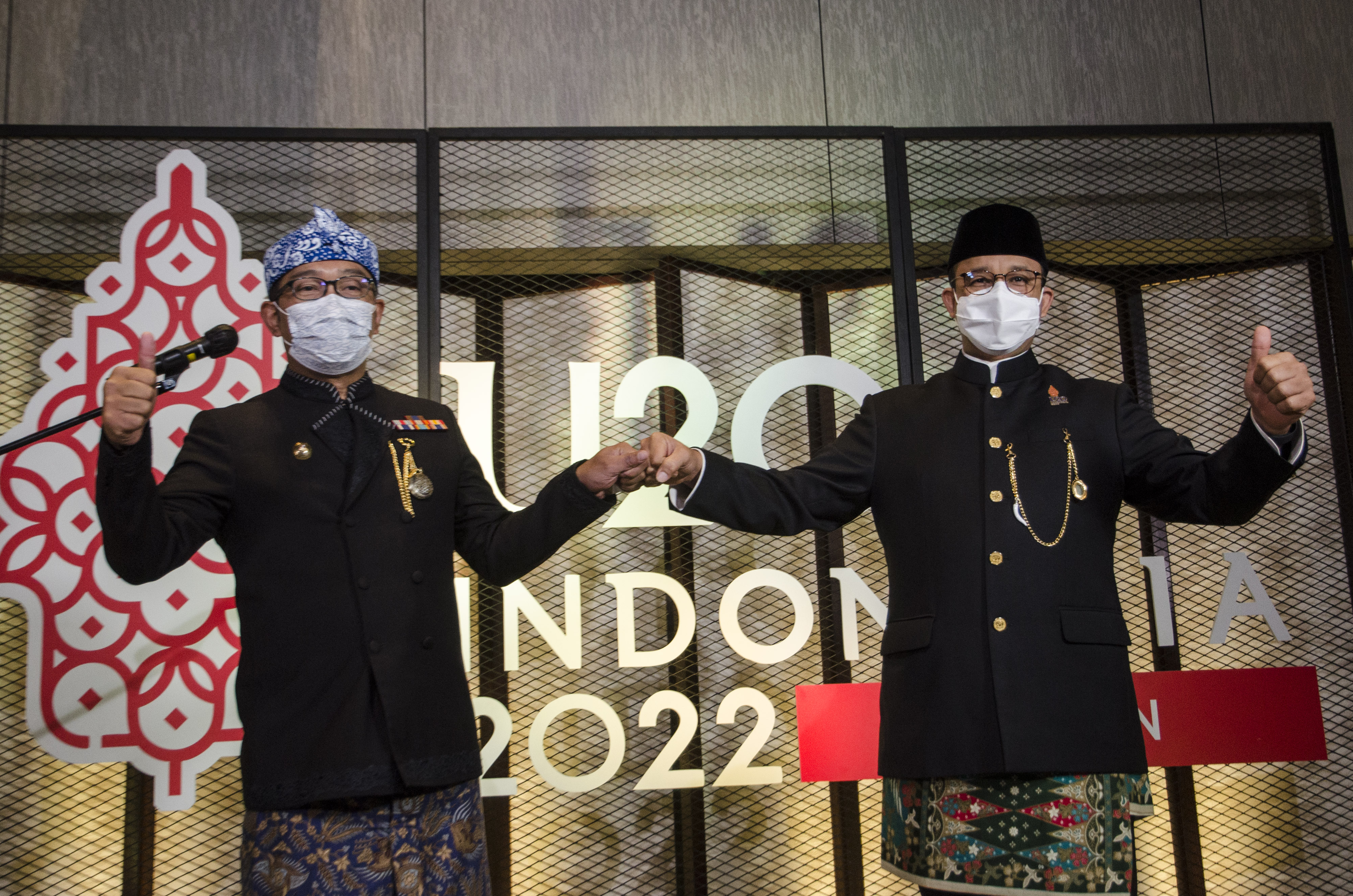 Gubernur DKI Jakarta Anies Baswedan (kanan) dan Gubernur Jawa Barat Ridwan Kamil (kiri) berpose bersama sebagai U20 Co-Chair usai gelar wica