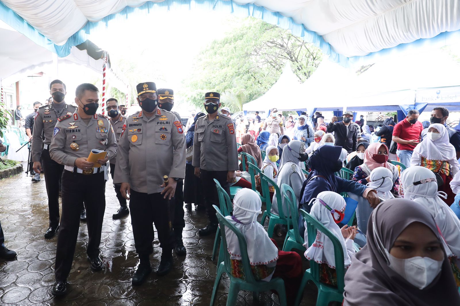 KEPALA Korps Lalu Lintas Polri, Irjen Pol Firman Shantyabudi meninjau sentra vaksinasi di Sekolah Dasar islam Darussalam kota Banjar, Kalse,