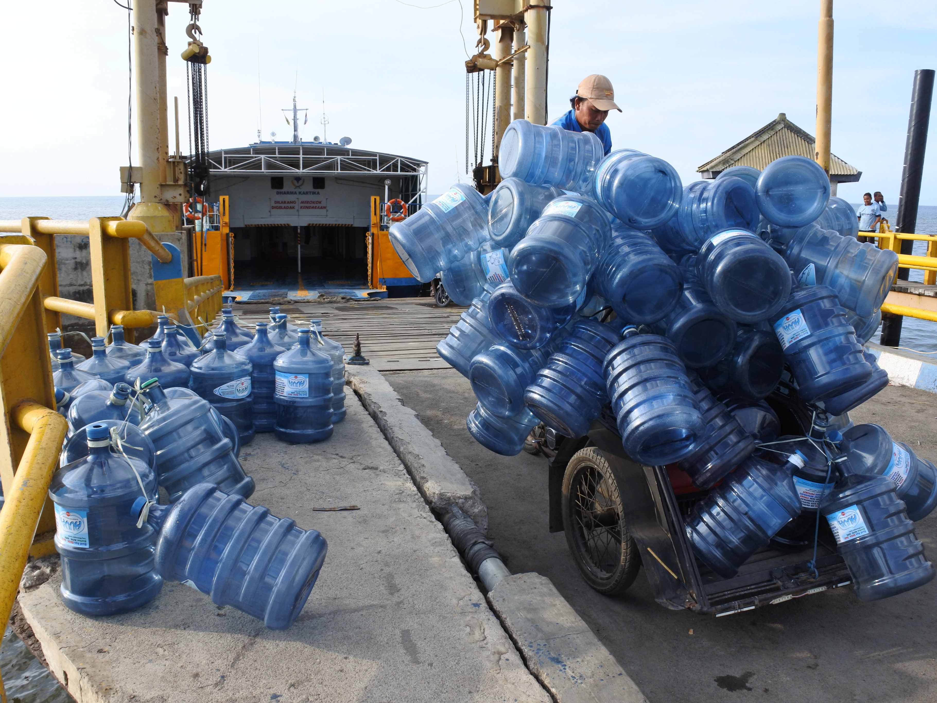 Galon dibawa dari Pulau Raas dan Sapudi, Madura, untuk diisi air minum di Kabupaten Situbondo dalam memenuhi kebutuhan minum warga.