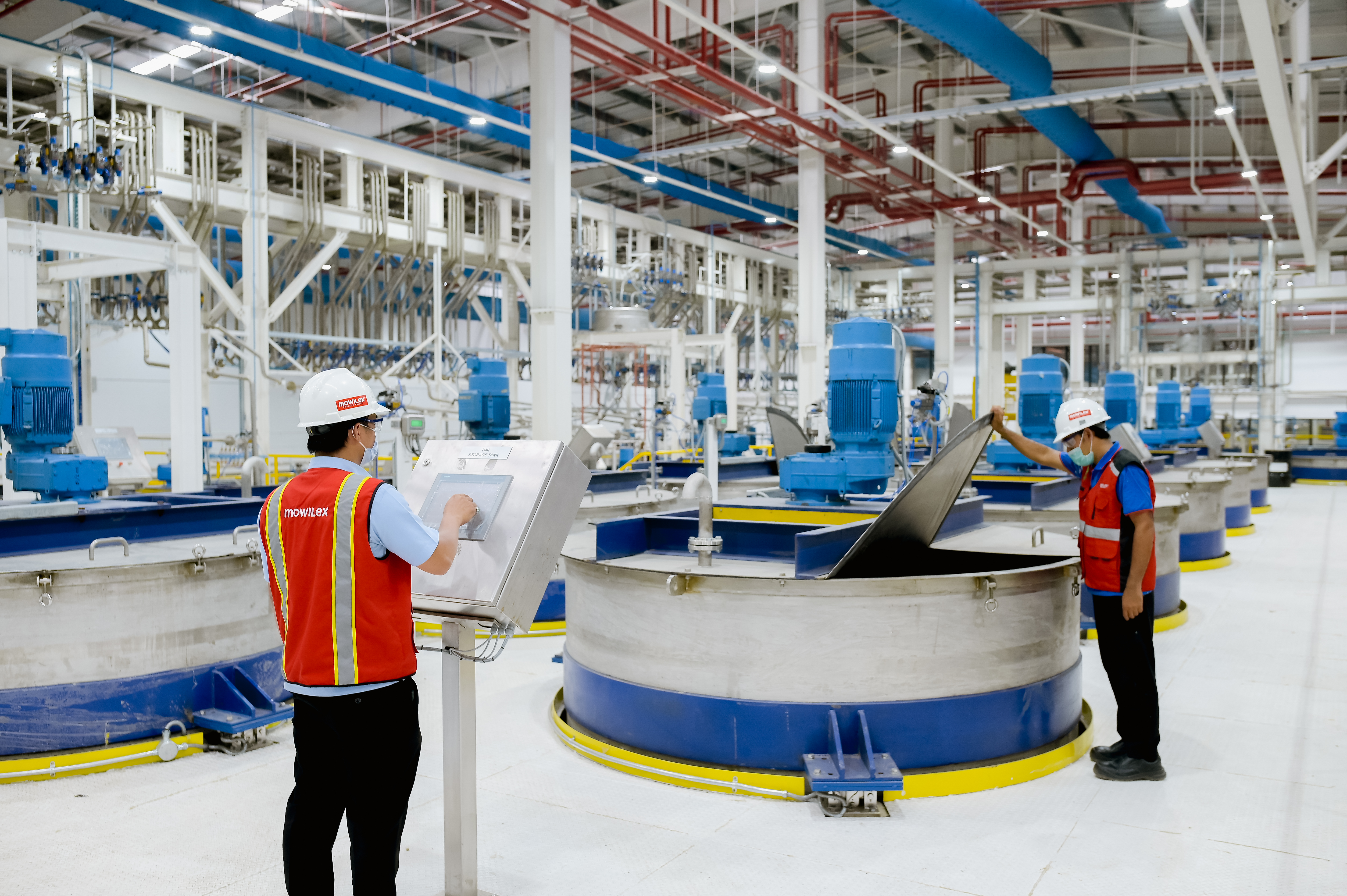 Proses produksi di pabrik PT Mowilex Indonesia (Mowilex).