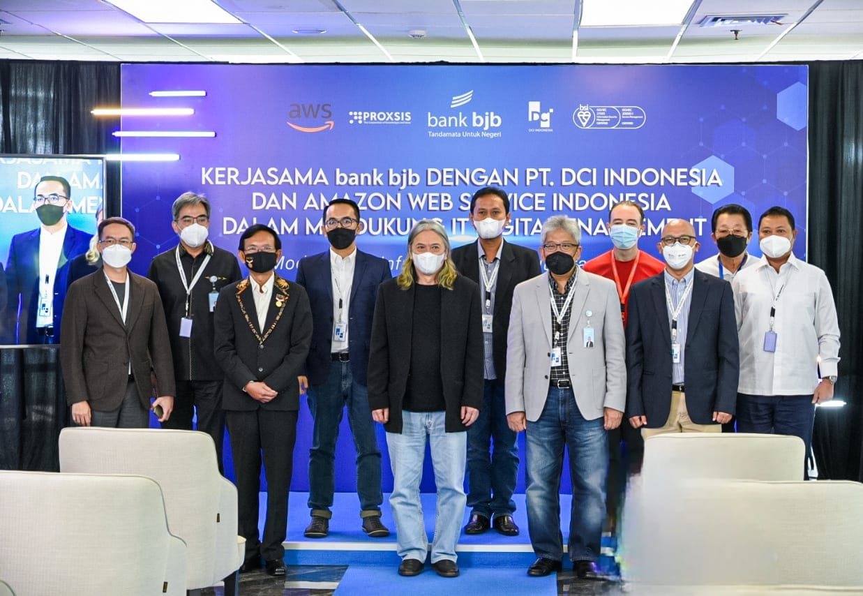 Bank bjb melakukan kerja sama dengan Amazon Web Service (AWS) dan PT DCI Indonesia, Tbk (DCI) dalam mendukung IT Digital Enablement.