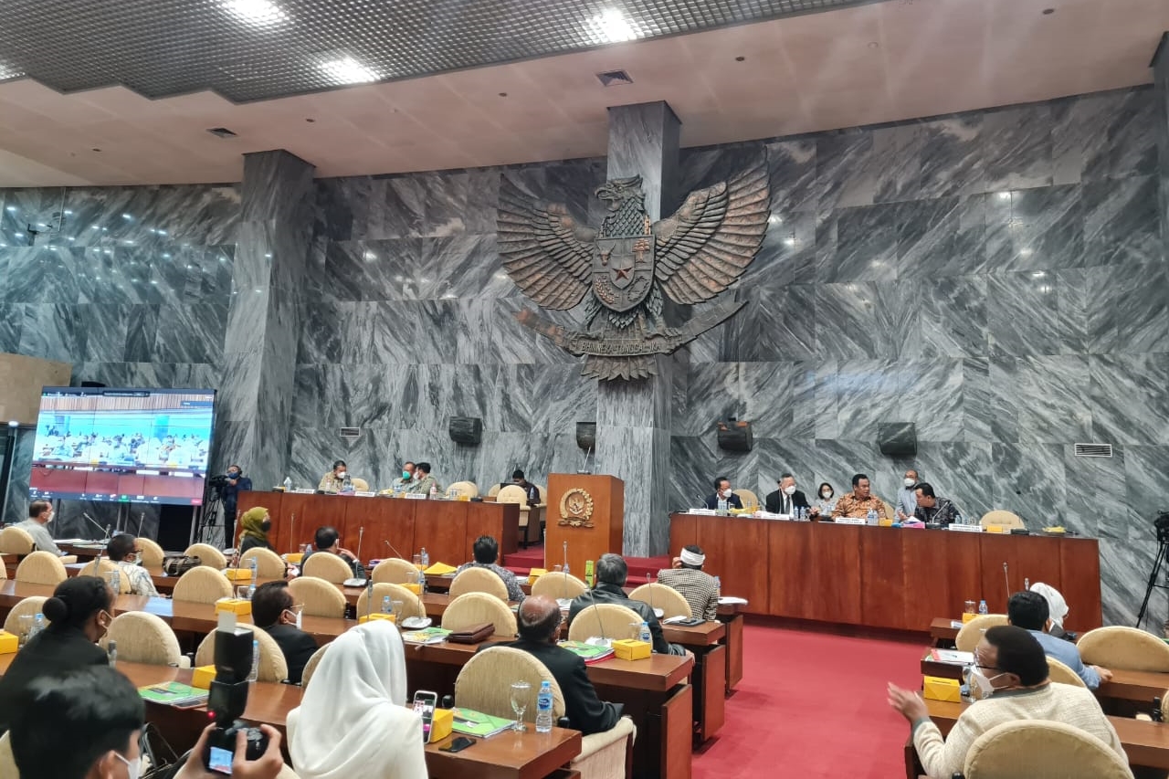 DPR mengadakan rapat gabungan yang melibatkan Komisi IV, Komisi VI, Komisi VII dengan menghadirkan sejumlah kementerian.