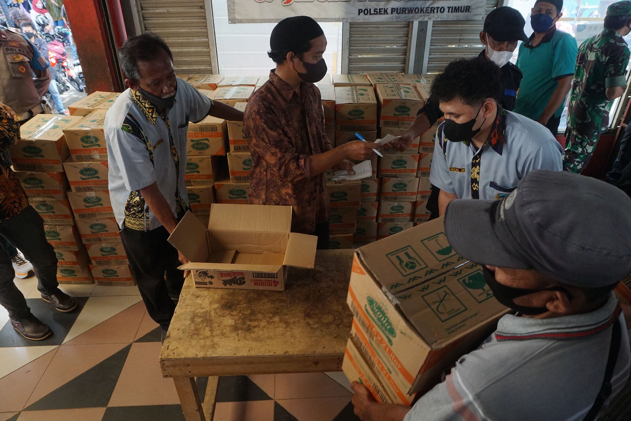 Operasi pasar minyak di Banyumas, Jawa Tengah.  