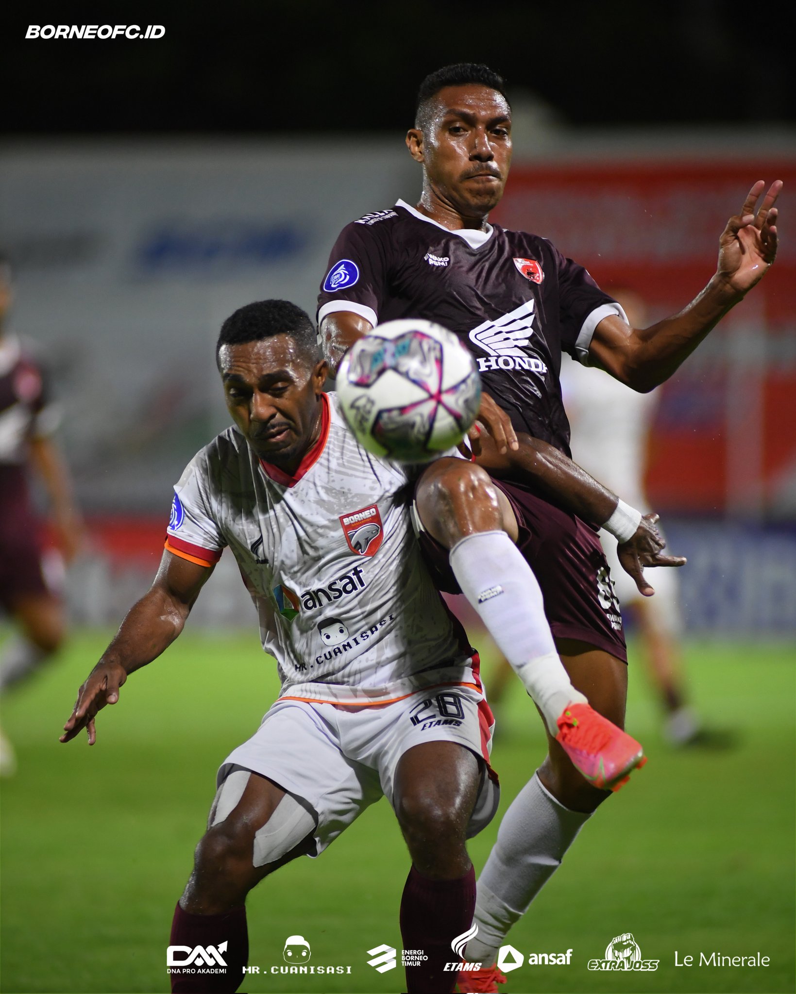 Laga Borneo FC versus PSM Makassar