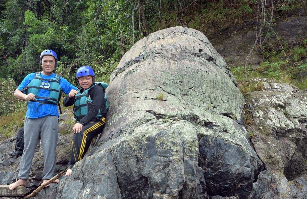 Gubernur Jambi H Al Haris (kanan) berpose di fosil pohon yang telah membatu yang dalam kawasan Taman Bumi (Geopark) di Kabupaten Merangin.