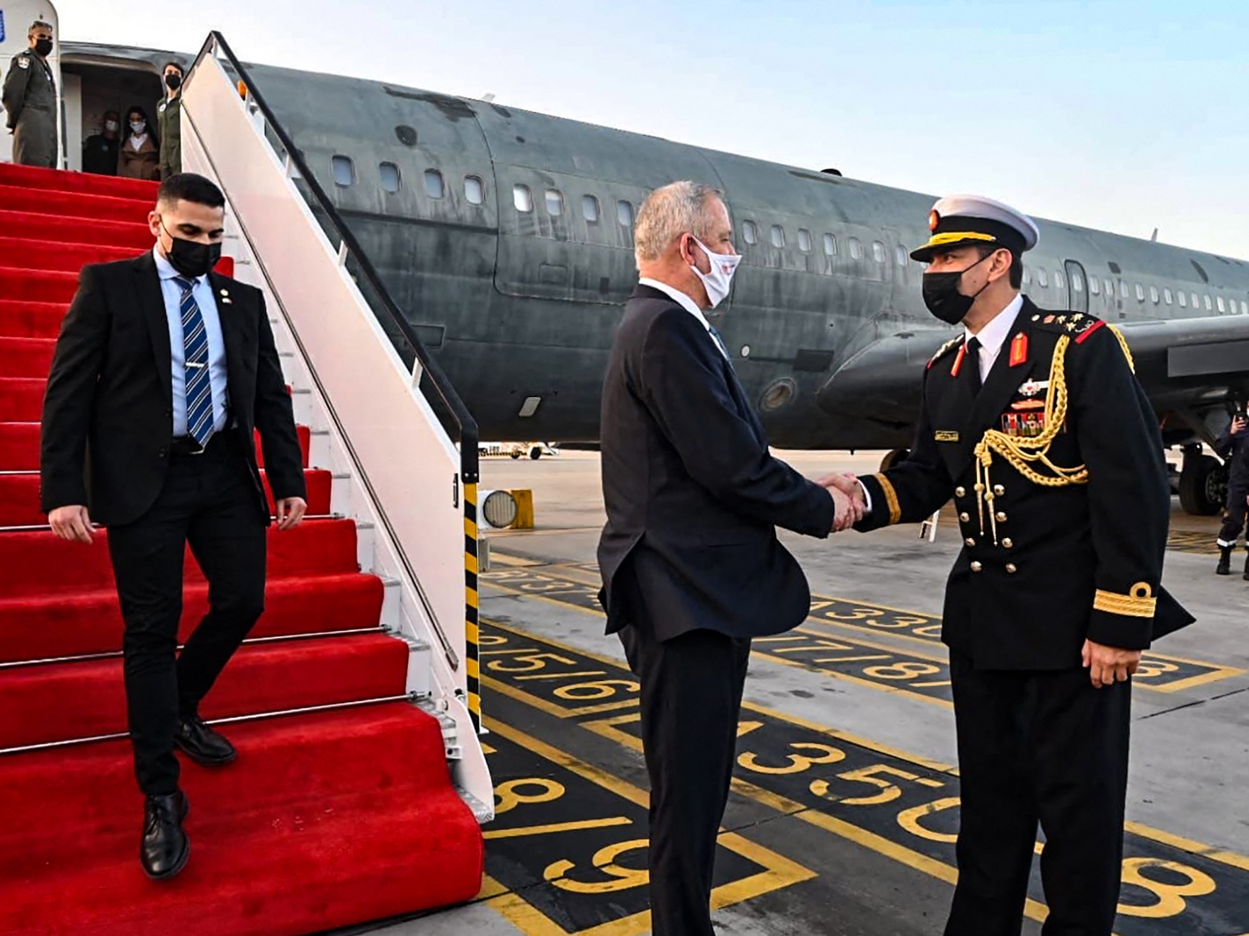 Menteri Pertahanan Israel Benny Gantz disambut setibanya di ibu kota Bahrain, Manama, pada 2 Januari 2022.