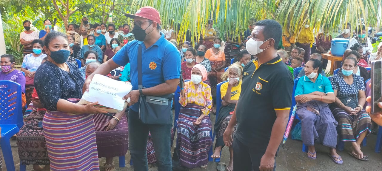 Polres Lembata menyerahkan bantuan beras untuk masyarakat