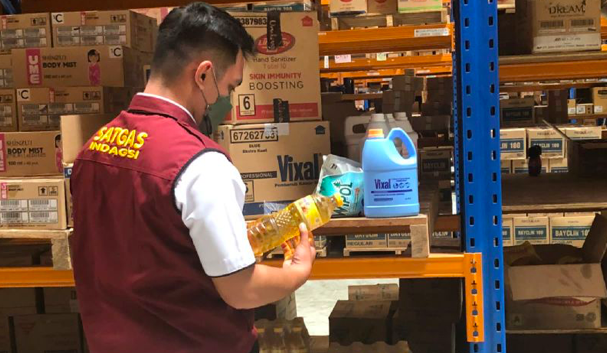 Anggota tim satgas pangan ketika mengecek stok minyak goreng kemasan di salah satu gudang distributor di Kota Mataram, NTB, Kamis (17/2).