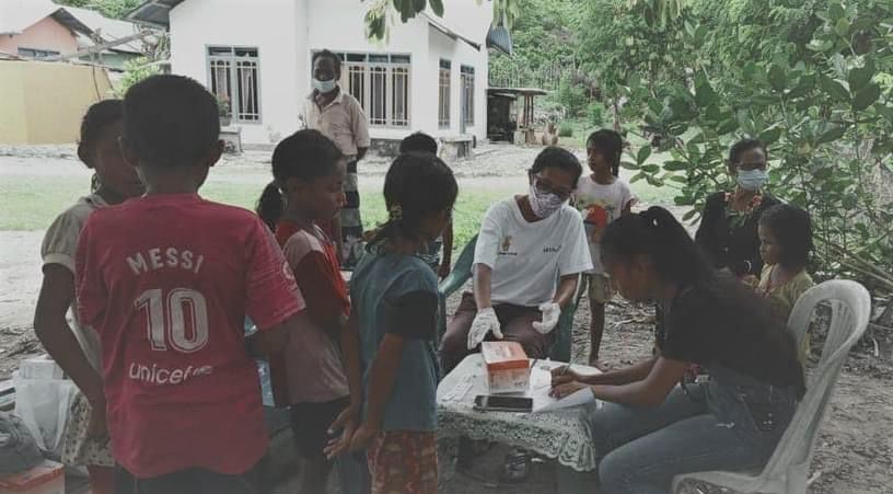 Petugas kesehatan memeriksa kesehatan anak-anak di Kecamatan Landu Leko, Kabupaten Rote Ndao, NTT, Jumat (4/2/2022)