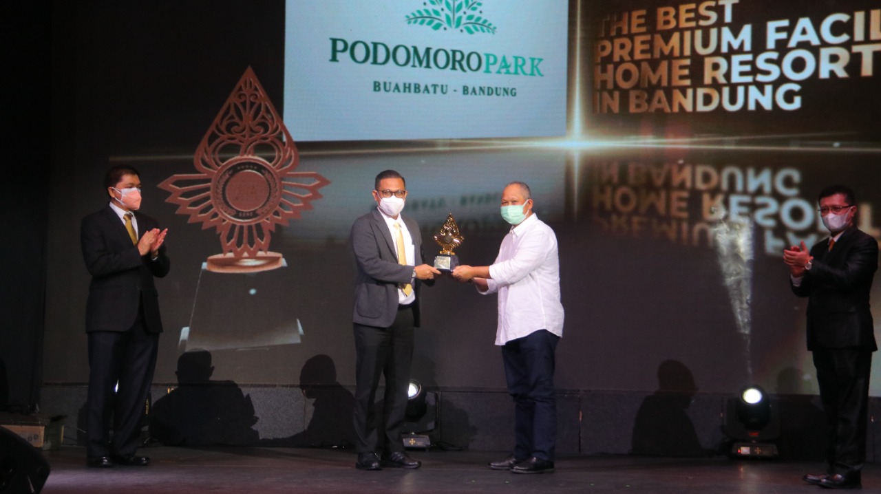 Direksi Podomoro Park Bandung menerima penghargaan Indonesia Property & Bank  Award 