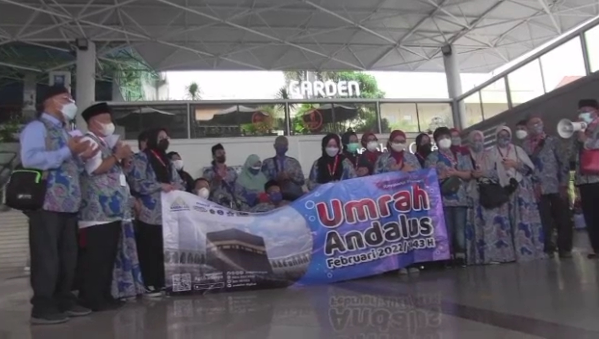 Ada 44 Jamaah umrah dari Jawa Timur diberangkatkan dari Bandara Juanda ke Bandara Soekarno Hatta untuk diberangkan ke Tanah Suci, Selasa (1/