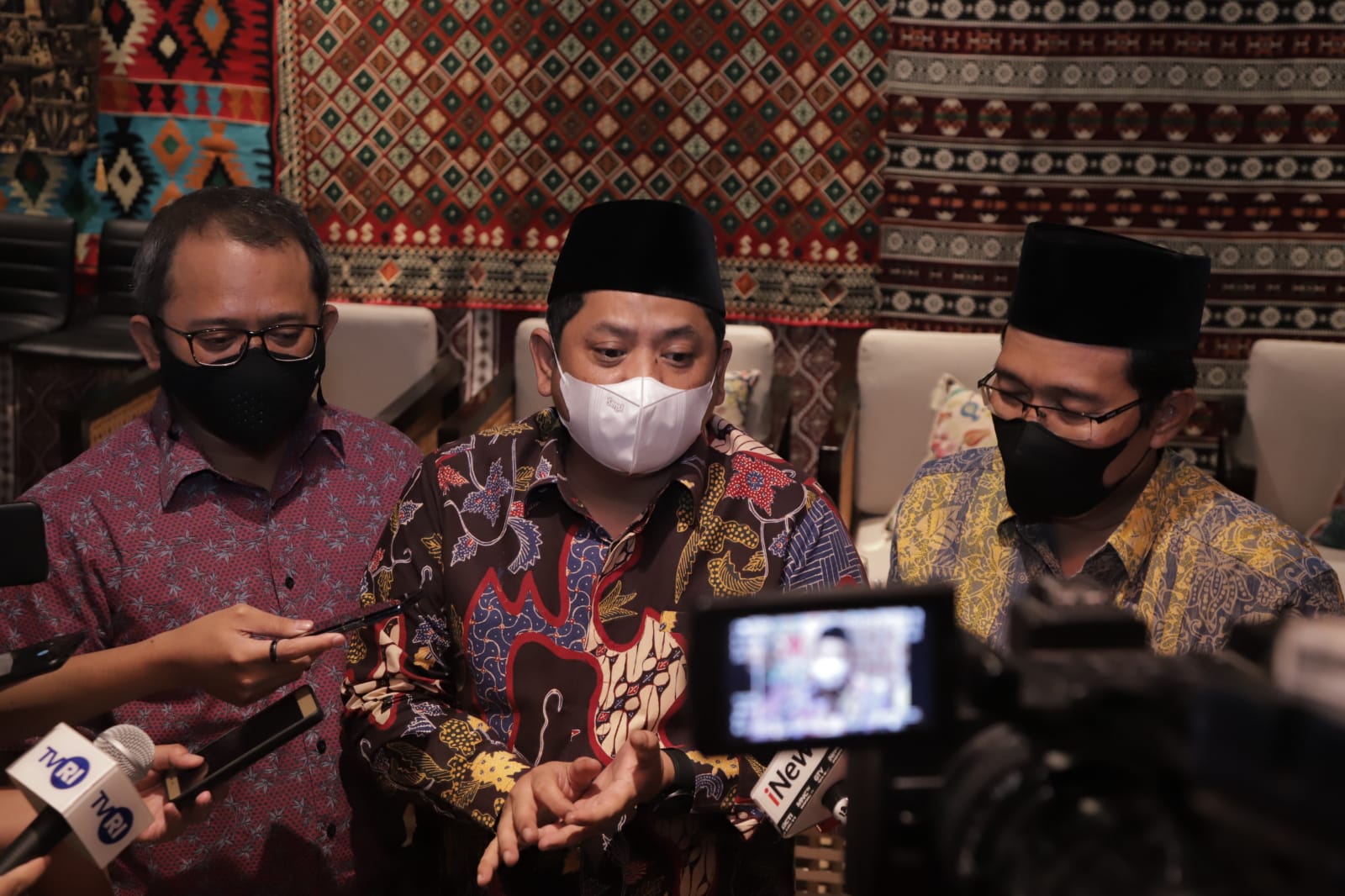  Dirjen Pendidikan Islam Muhammad Ali Ramdhani  (tengah) dan Direktur Pendidikan Diniyah dan Pondok Pesantren Waryono Abdul Ghafur (kanan).