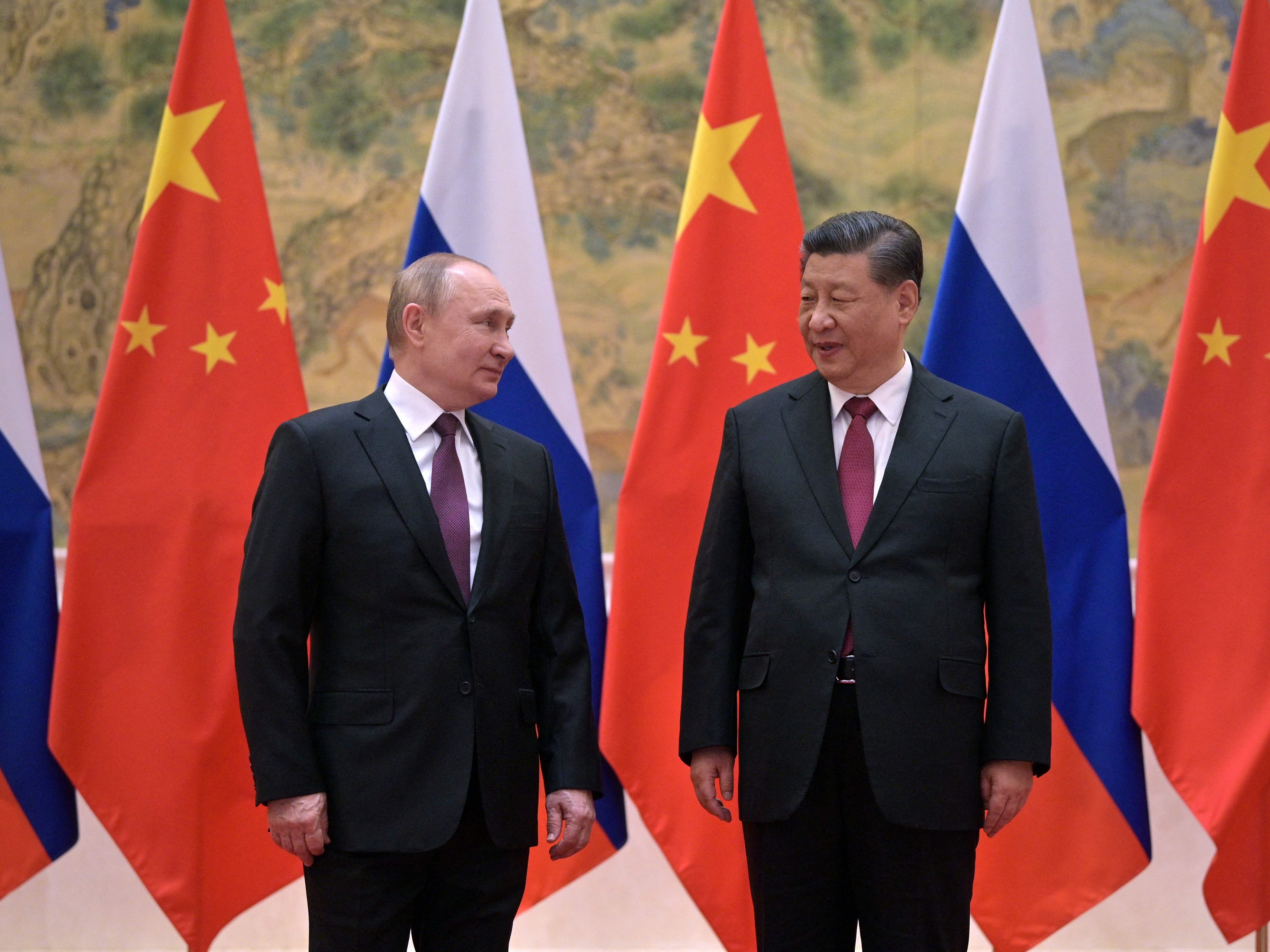 Presiden Rusia Vladimir Putin (kiri) dan Presiden Tiongkok Xi Jinping berpose selama pertemuan mereka di Beijing, pada 4 Februari 2022.