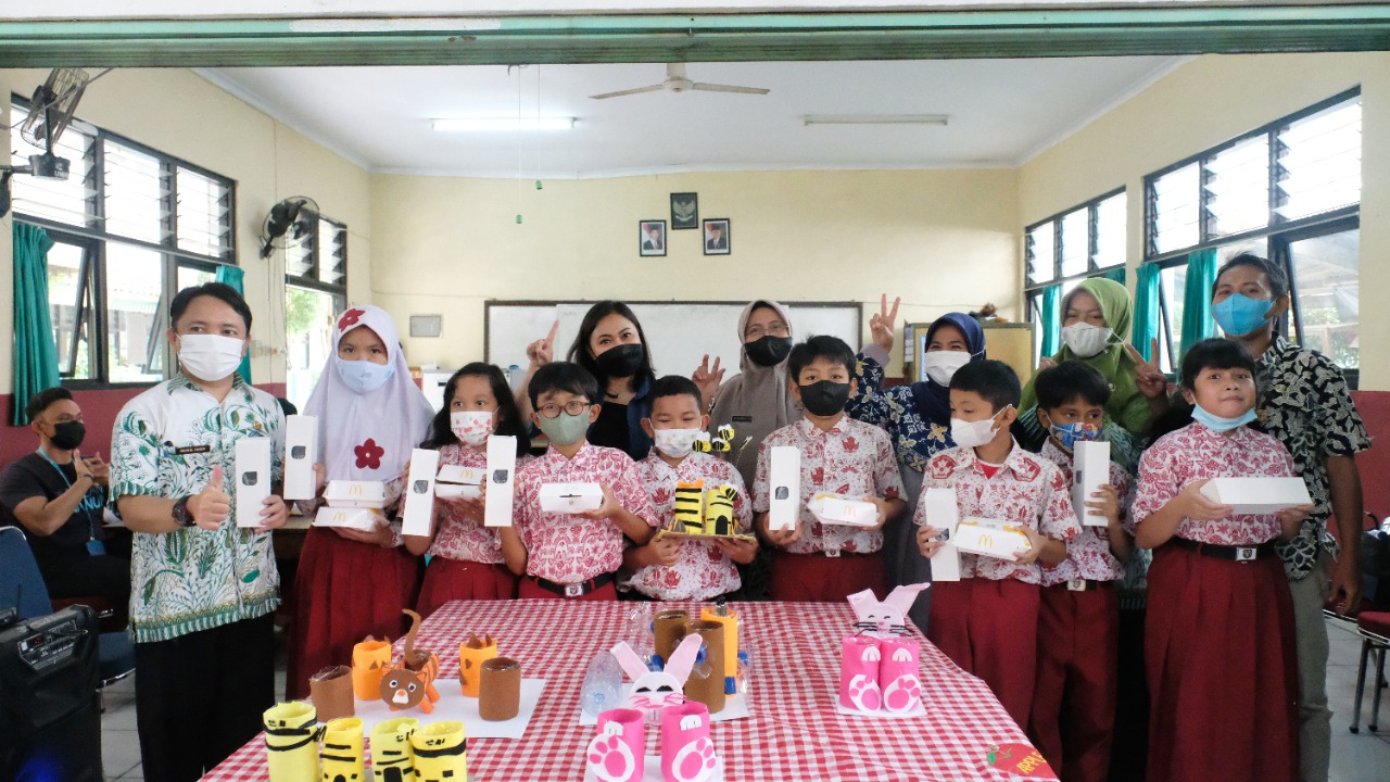 Aston Priority Simatupang mengadakan workshop dengan mengambil tema “Aston Goes To School : Recycle Art Workshop
