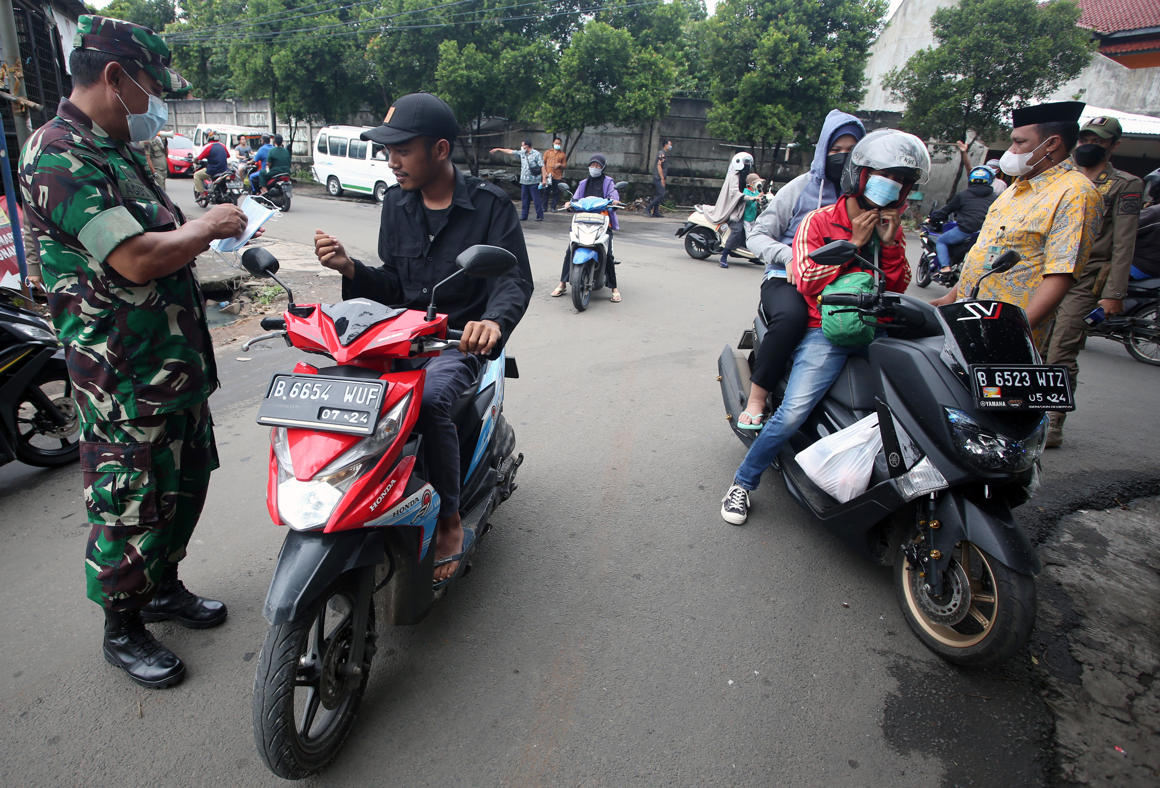 Razia penggunaan masker di Pondok Aren, Tangerang Selatan, Banten