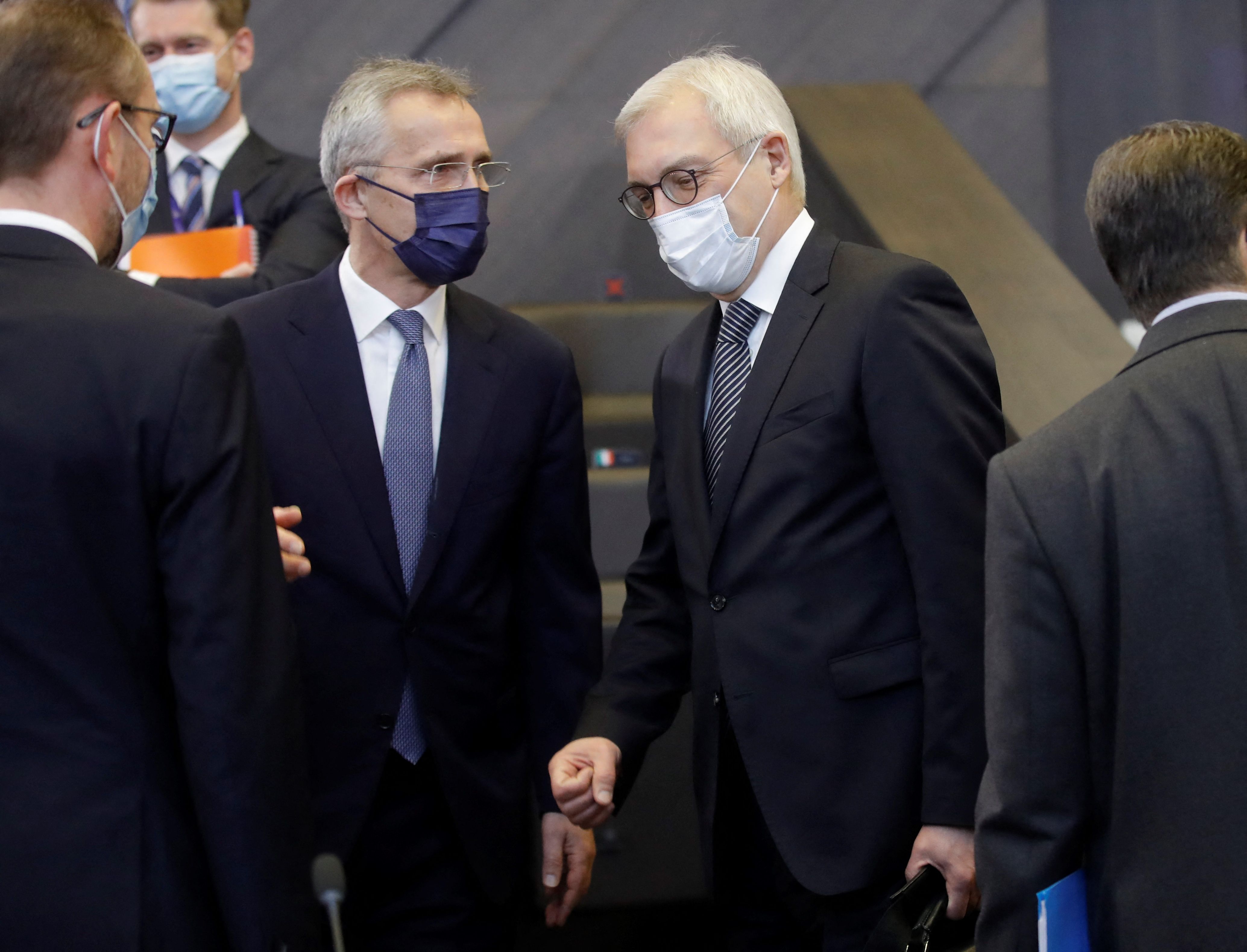 Sekjen NATO Jens Stoltenberg dan Wakil Menlu Rusia Alexander Grushko (kedua dari kanan) saat bertemu di Brussel, Belgia, pada Rabu (12/1).  