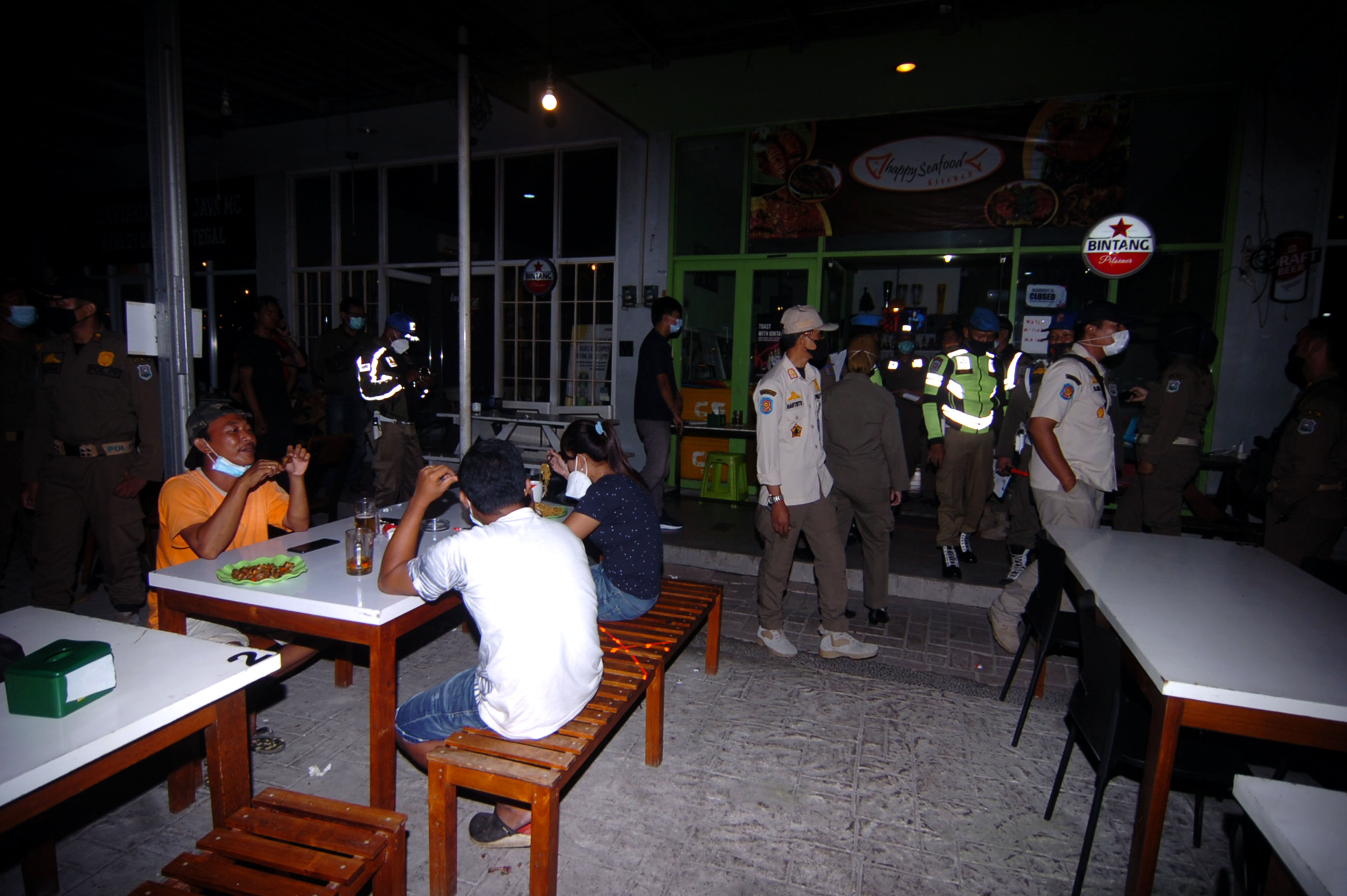 Ilustrasi razia protokol kesehatan terkait jam operasional