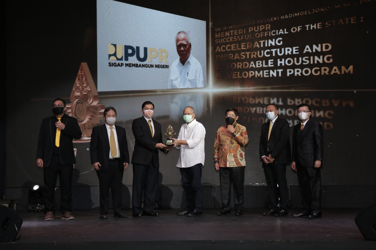 Penghargaan kepada Menteri PUPR diserahkan kepada Dirjen Pembiayaan Infrastuktur Herry Trisaputra 