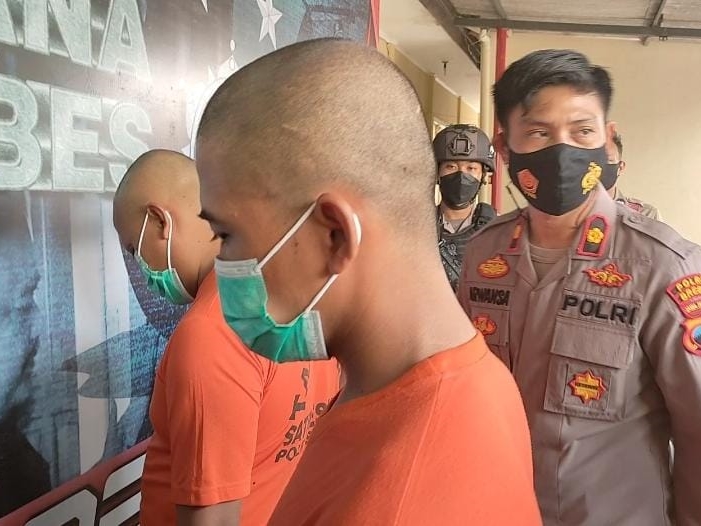 Waka Polres Brebes Komisaris Arwansa sedang menanyai pelaku sodomi terhadap tujuh bocah, Agung Setiawan.