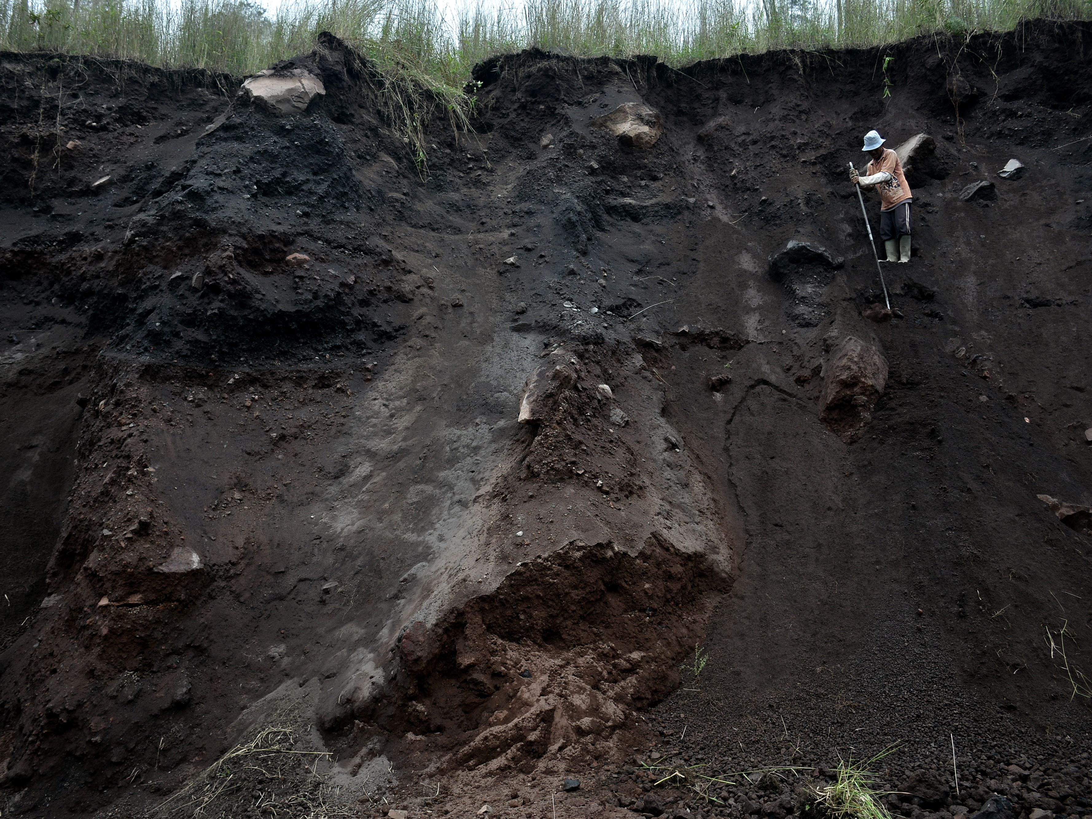 Pekerja menambang pasir secara ilegal di kawasan Gunung Guntur, Tarogong Kaler, Kabupaten Garut, Jawa Barat, Kamis (7/1/2021). 