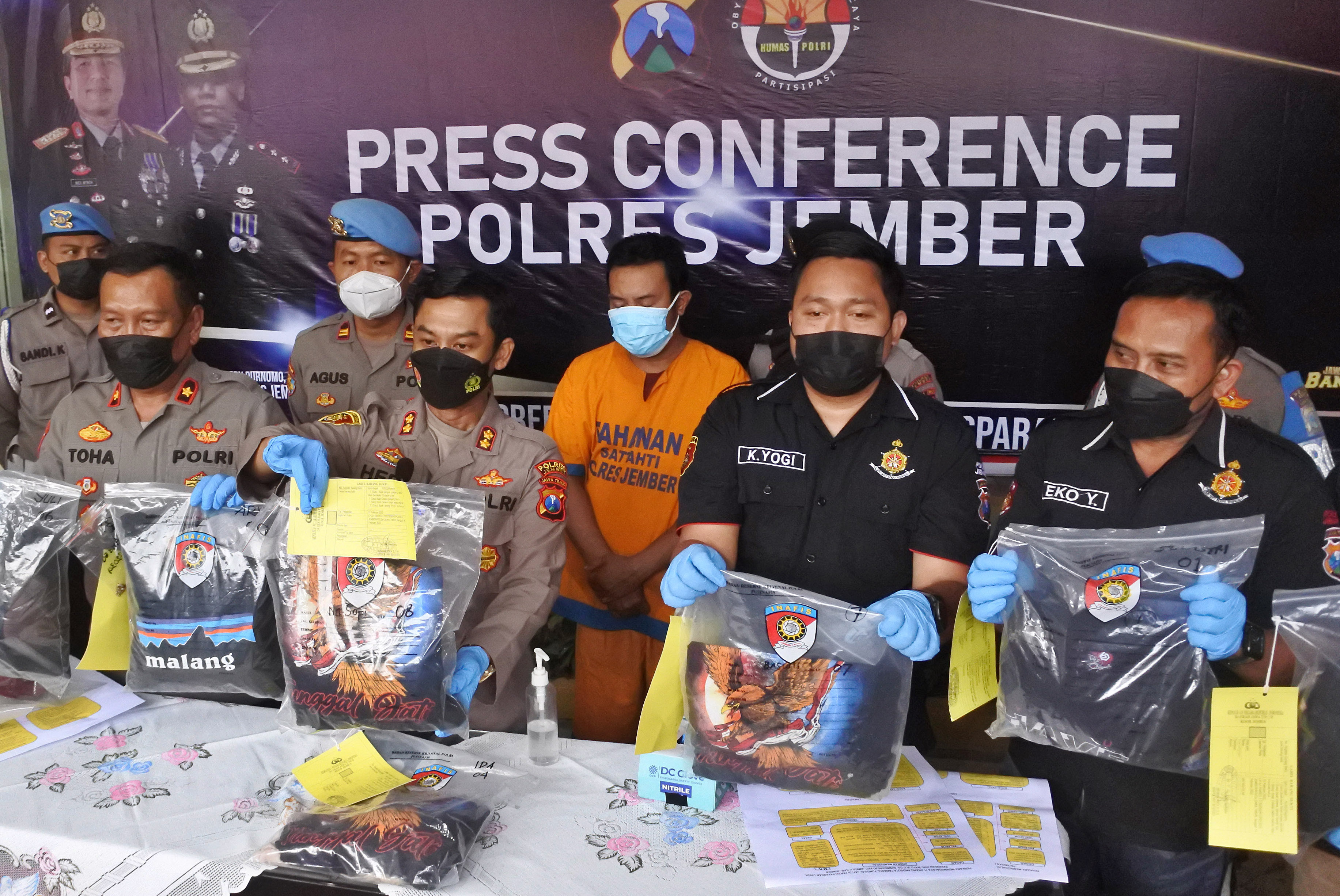 Polres Jember menetapkan Ketua Kelompok Tunggal Jati Nusantara sekaligus pemimpin ritual di Pantai Payangan Nur Hasan sebagai tersangka